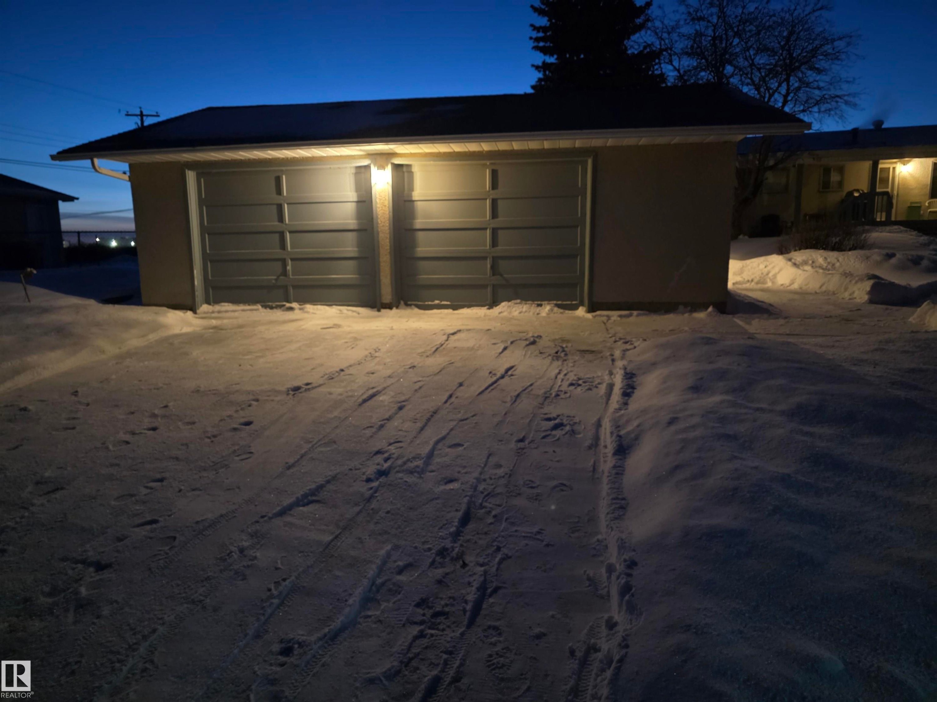 View of garage at night - 4400 45 Avenue, Stony Plain, AB - Outdoor