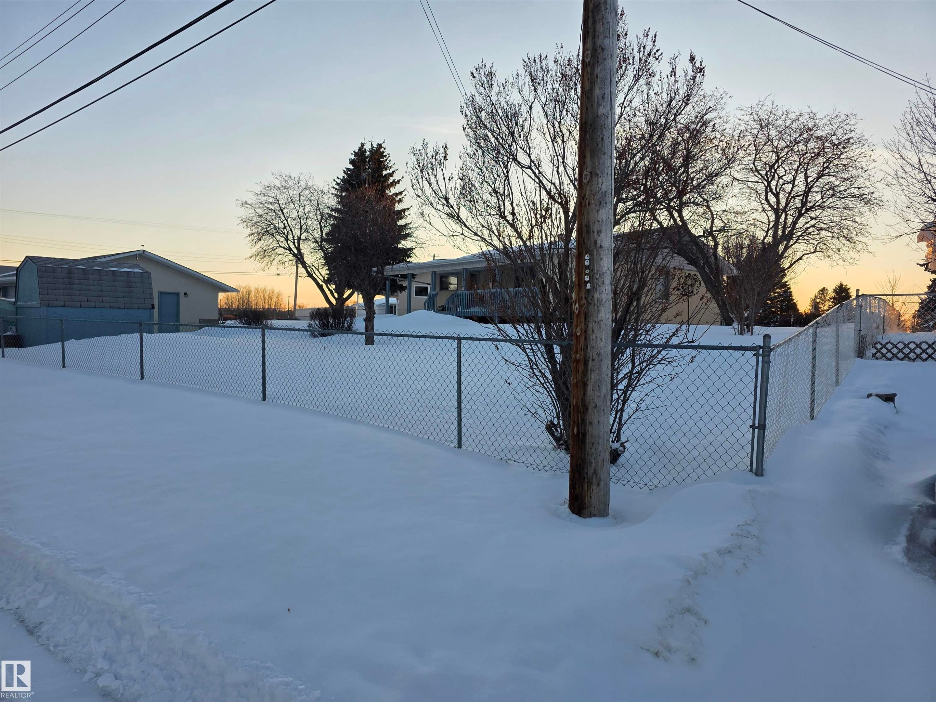 View of snowy yard - 4400 45 Avenue, Stony Plain, AB - Outdoor