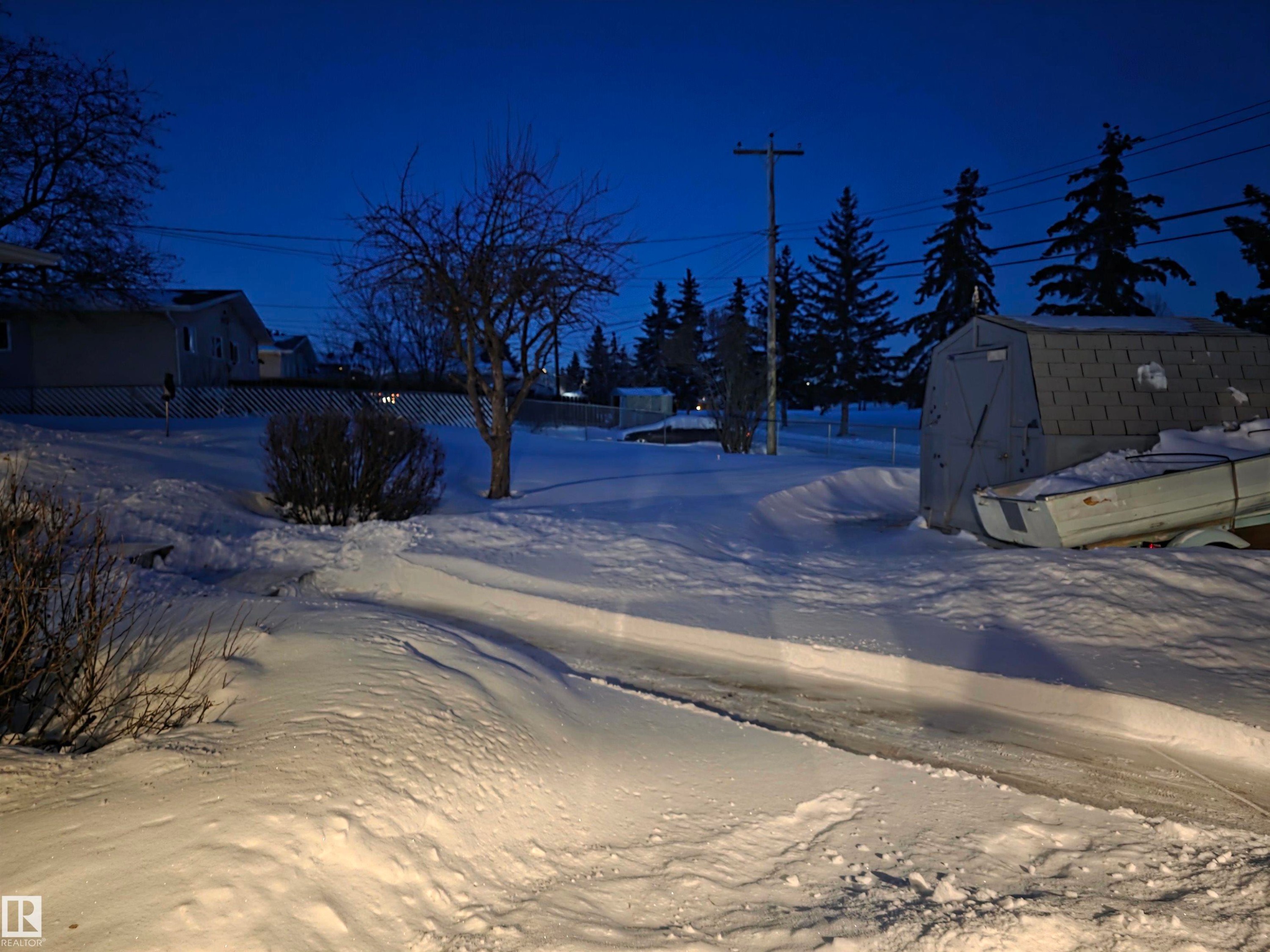 View of snowy yard - 4400 45 Avenue, Stony Plain, AB - Outdoor With View