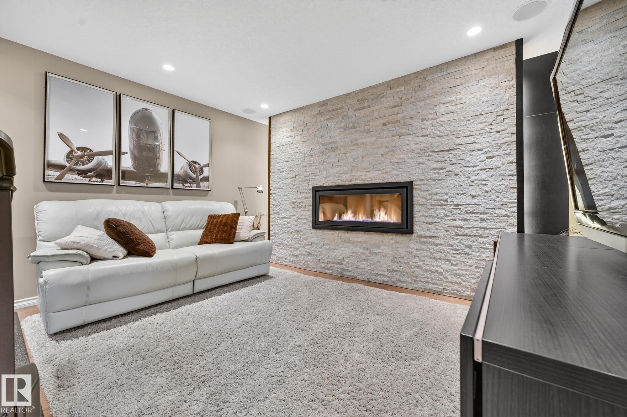 2036 Hilliard Place, Edmonton, AB - Indoor Photo Showing Living Room With Fireplace