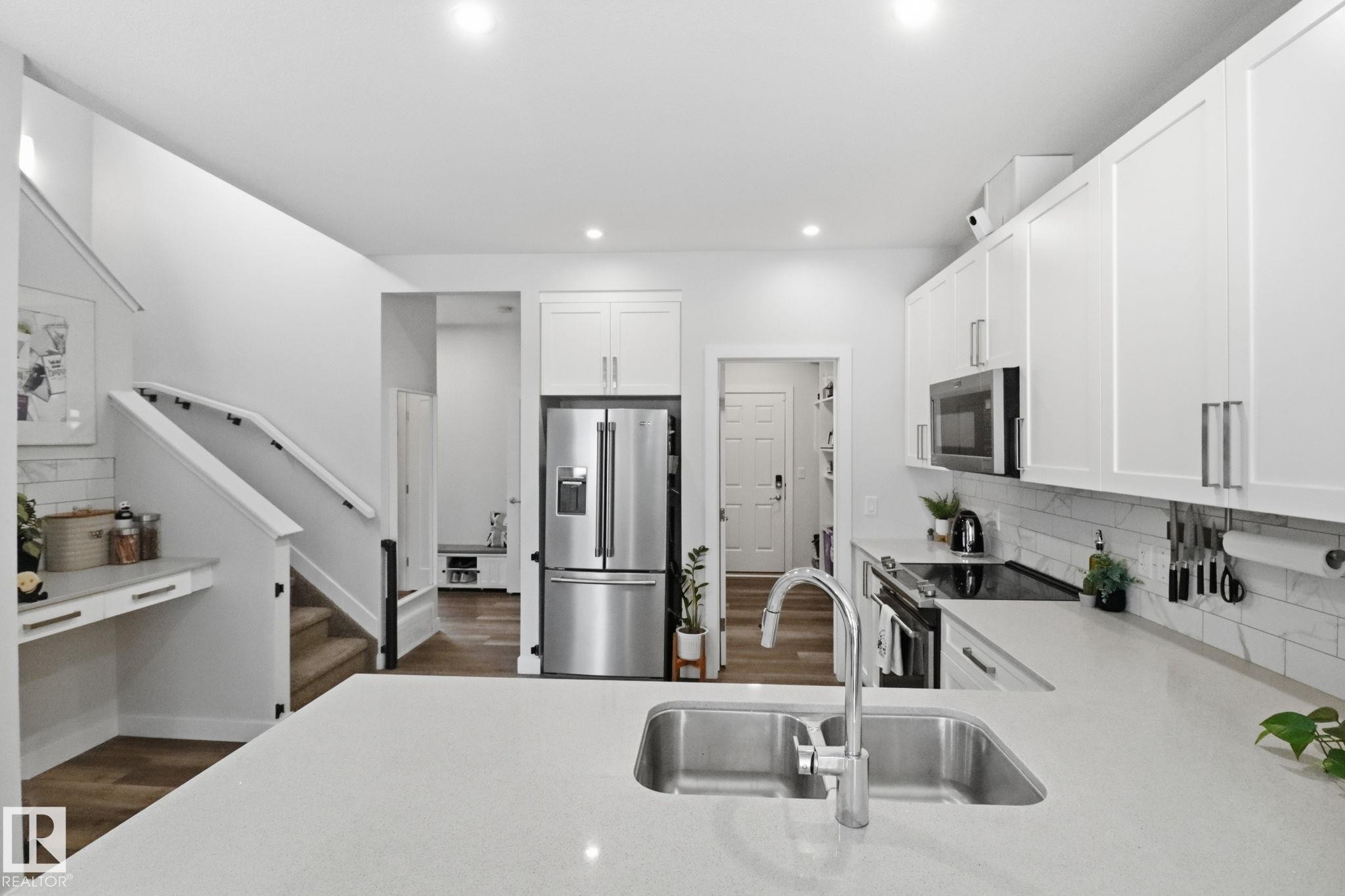 5108 Lark Crescent Nw, Edmonton, AB - Indoor Photo Showing Kitchen With Upgraded Kitchen