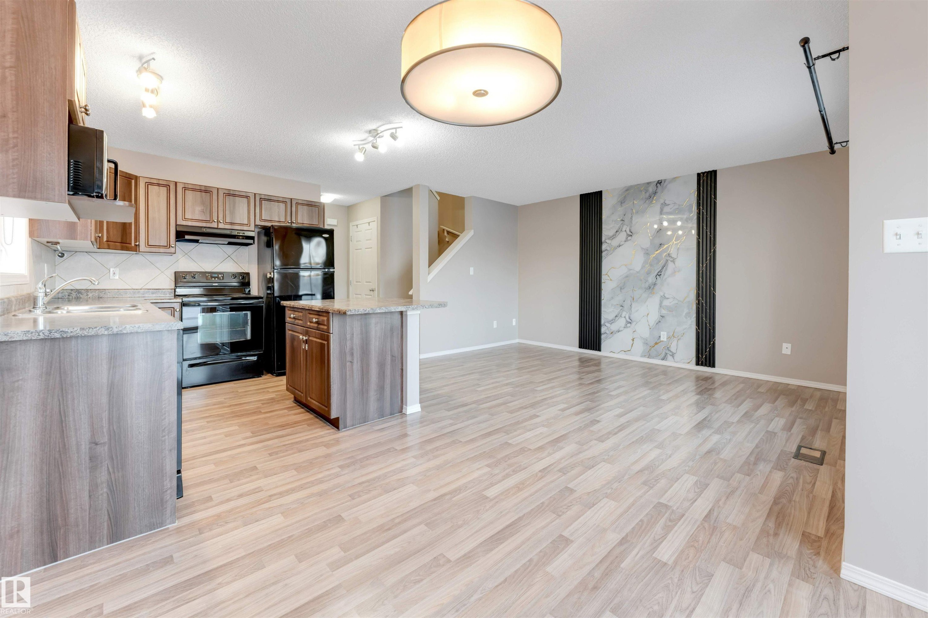1625 Melrose Place, Edmonton, AB - Indoor Photo Showing Kitchen