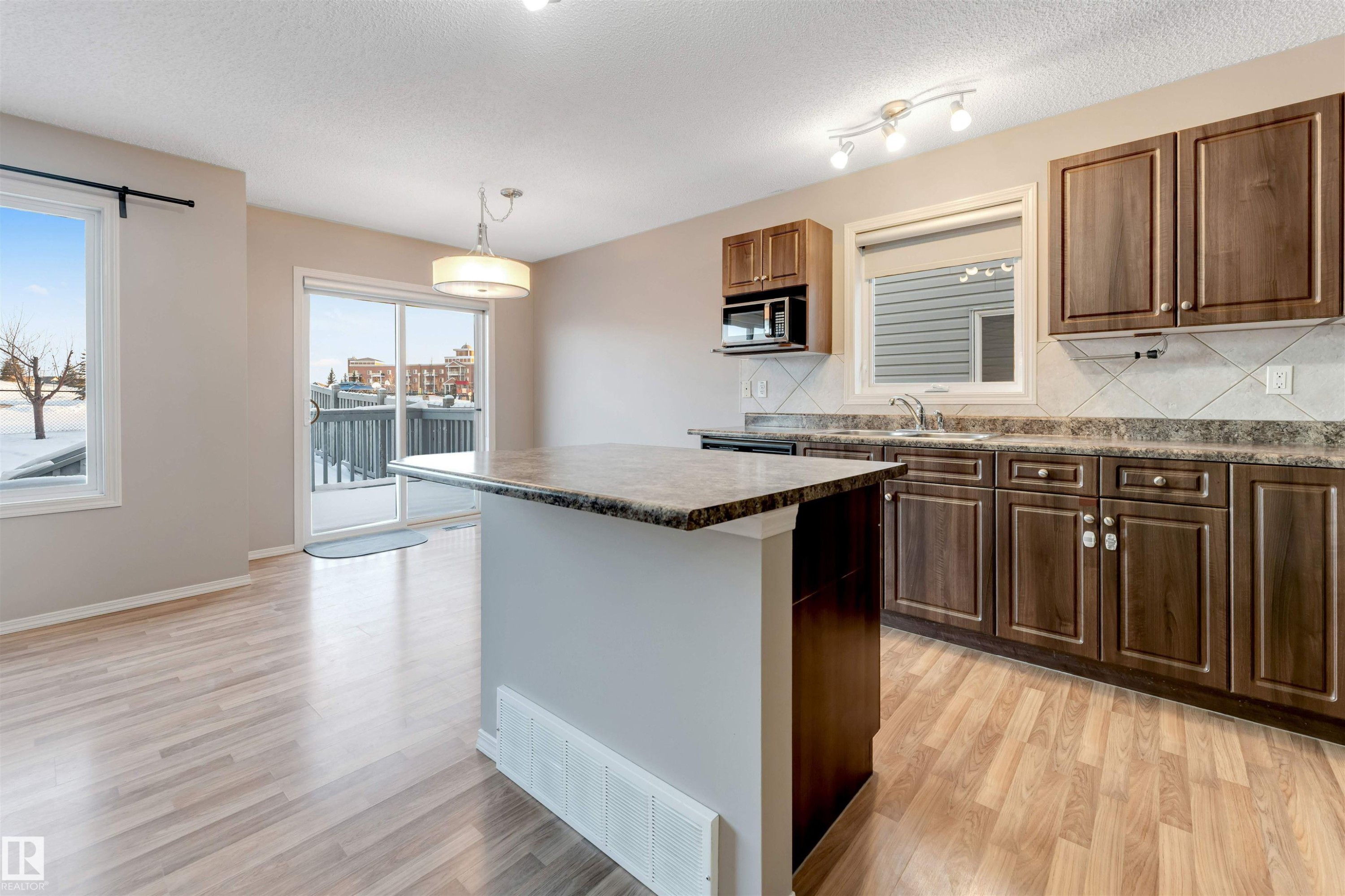 1625 Melrose Place, Edmonton, AB - Indoor Photo Showing Kitchen With Upgraded Kitchen