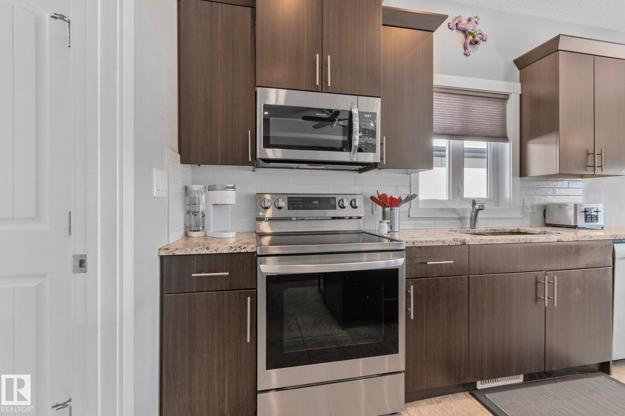 105 Houle Drive, Morinville, AB - Indoor Photo Showing Kitchen