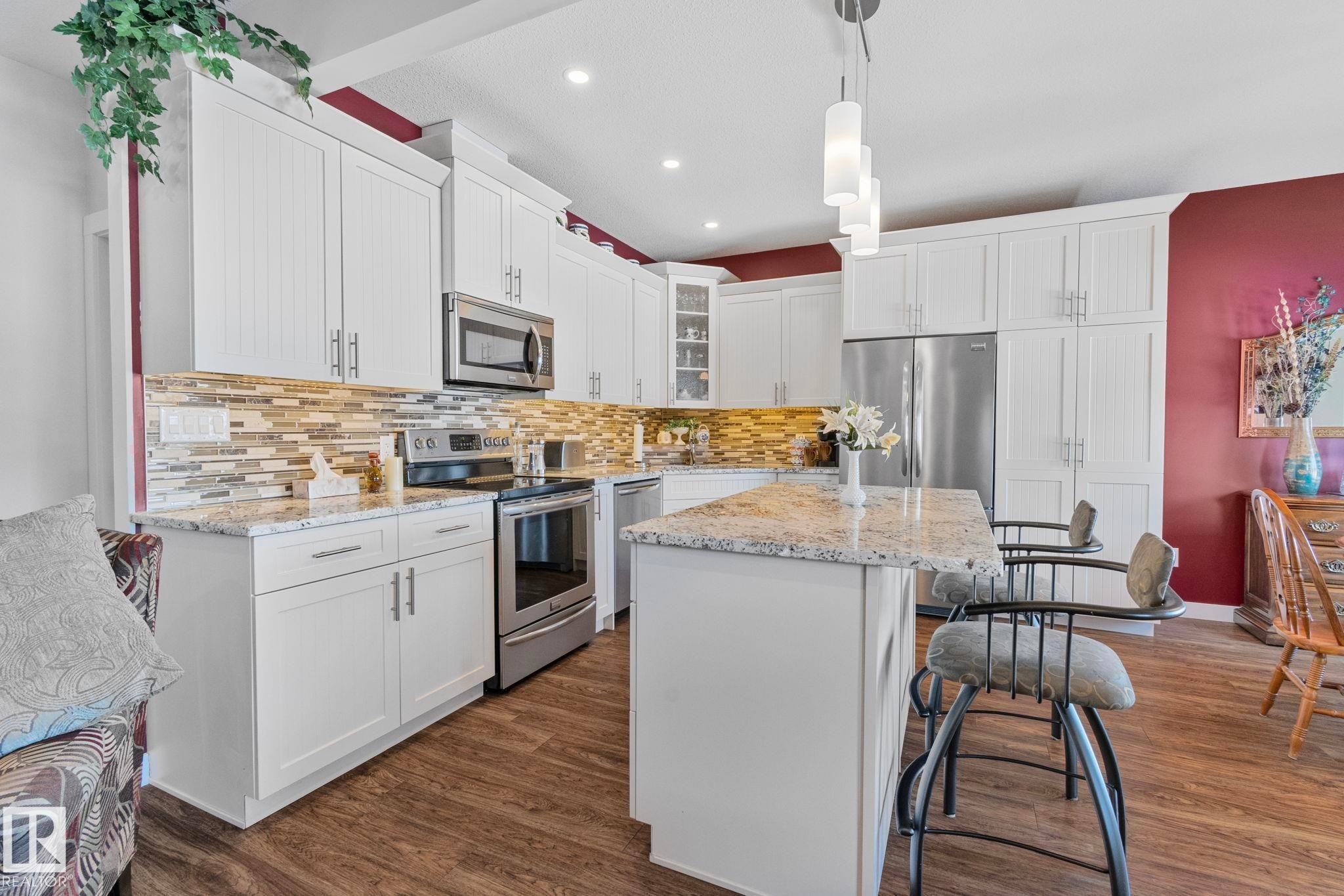 105 Houle Drive, Morinville, AB - Indoor Photo Showing Kitchen With Upgraded Kitchen