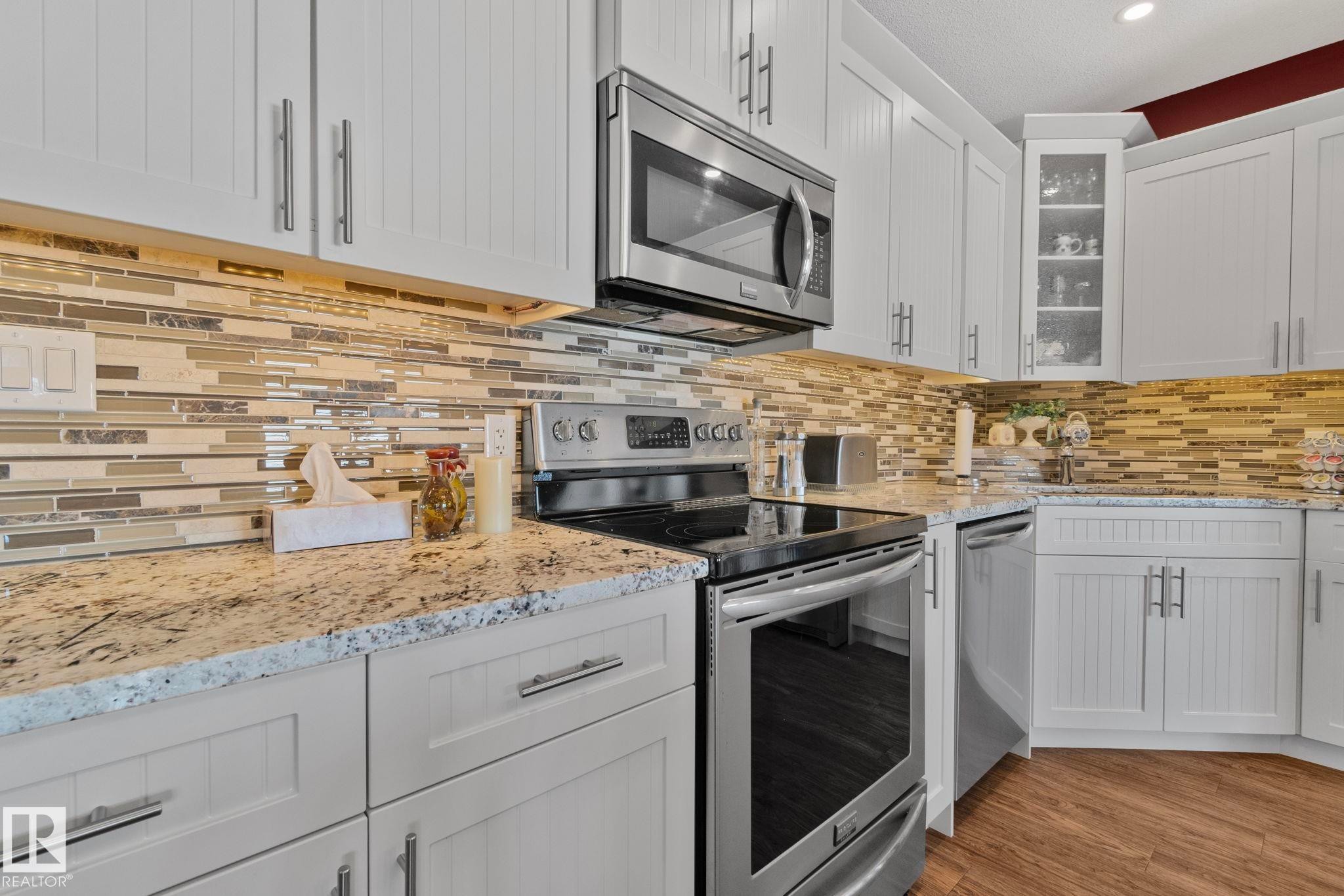 105 Houle Drive, Morinville, AB - Indoor Photo Showing Kitchen With Upgraded Kitchen