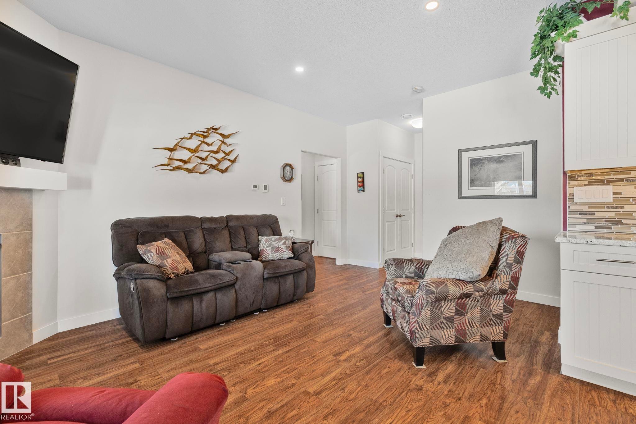 105 Houle Drive, Morinville, AB - Indoor Photo Showing Living Room