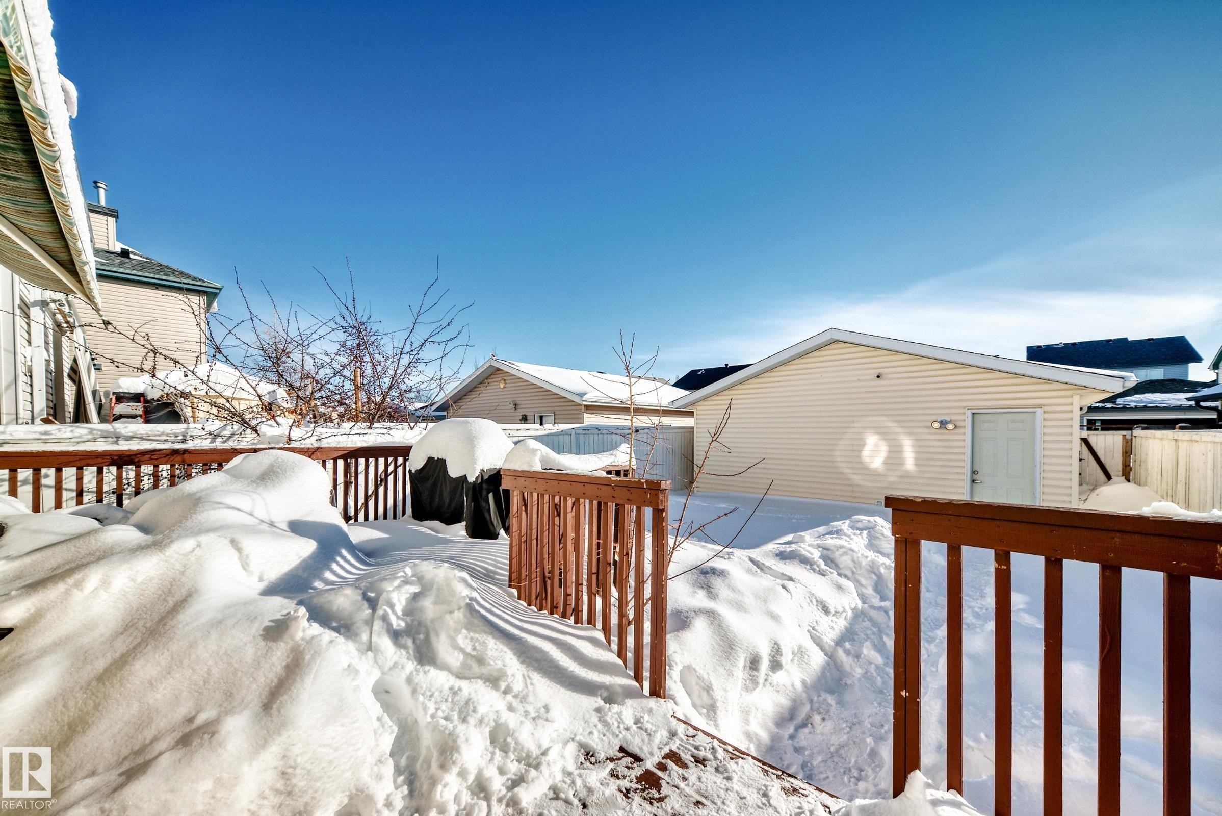 Snow covered deck with a residential view - 14043 151 Avenue, Edmonton, AB - Outdoor