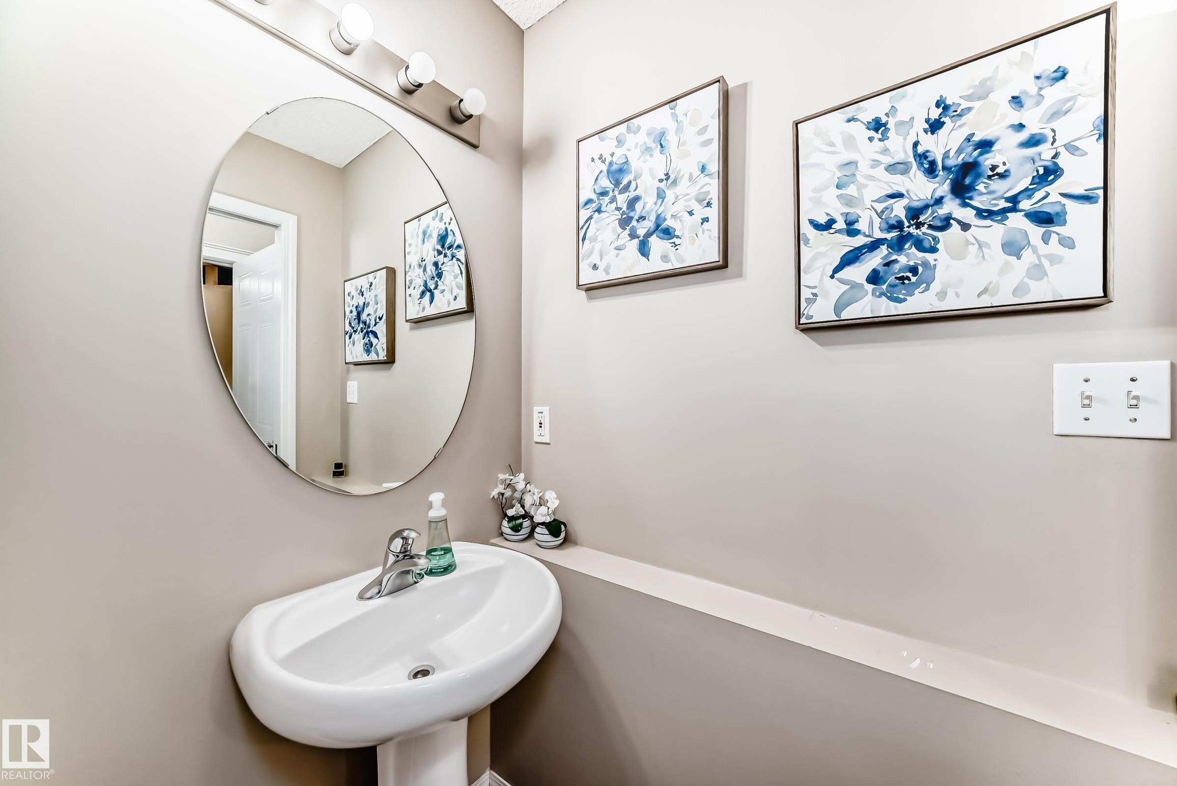 Bathroom featuring a sink - 14043 151 Avenue, Edmonton, AB - Indoor Photo Showing Bathroom