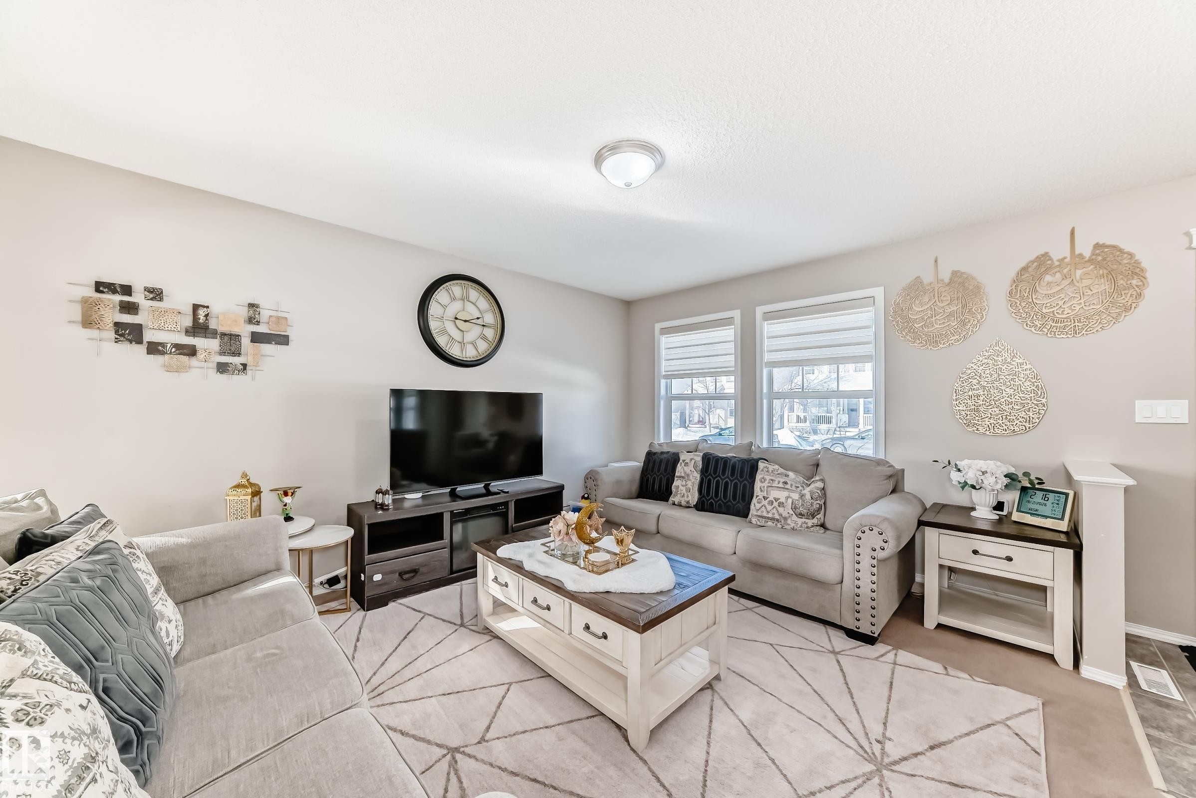 Living area with baseboards - 14043 151 Avenue, Edmonton, AB - Indoor Photo Showing Living Room