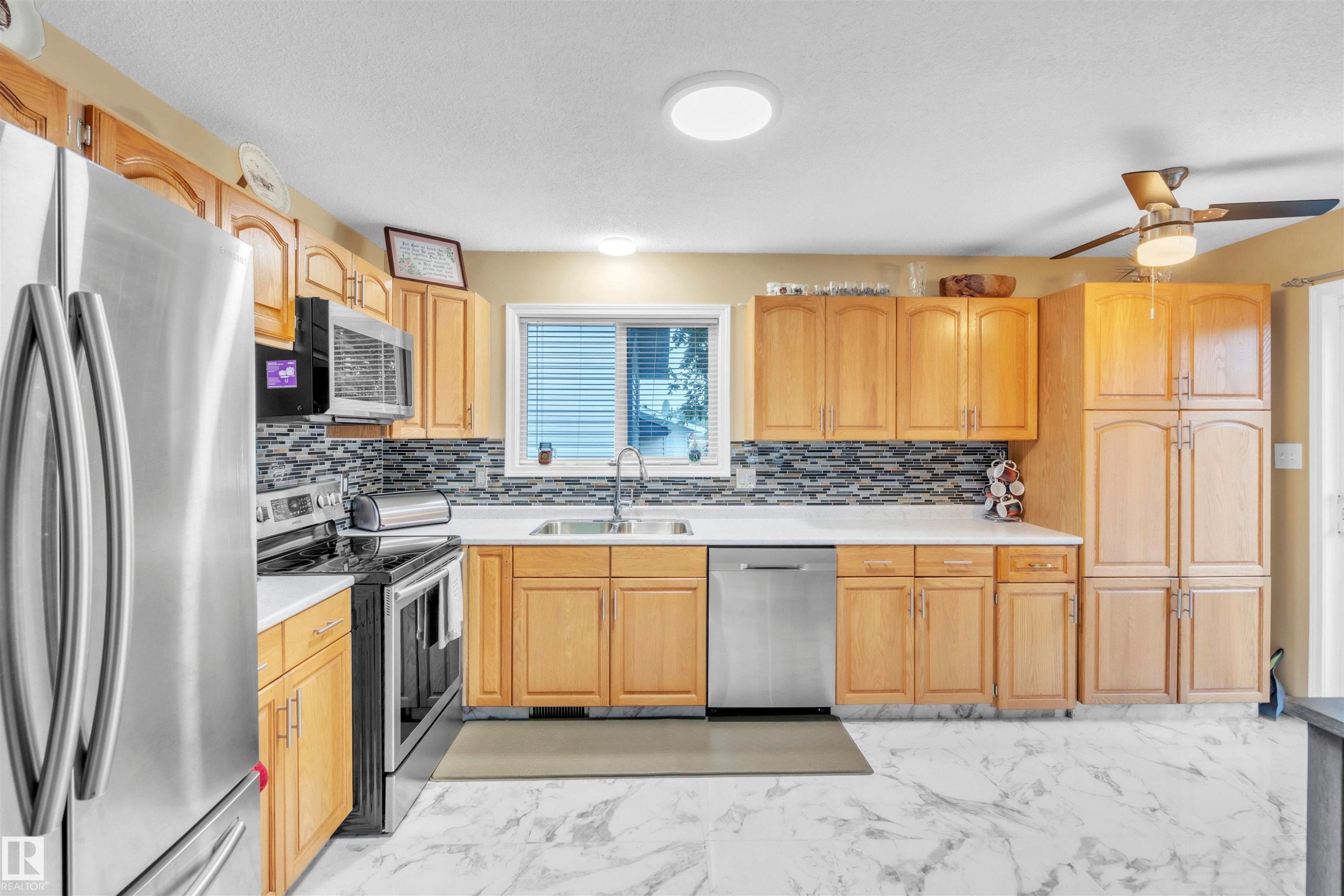 4502 49 Avenue, Cold Lake, AB - Indoor Photo Showing Kitchen With Double Sink