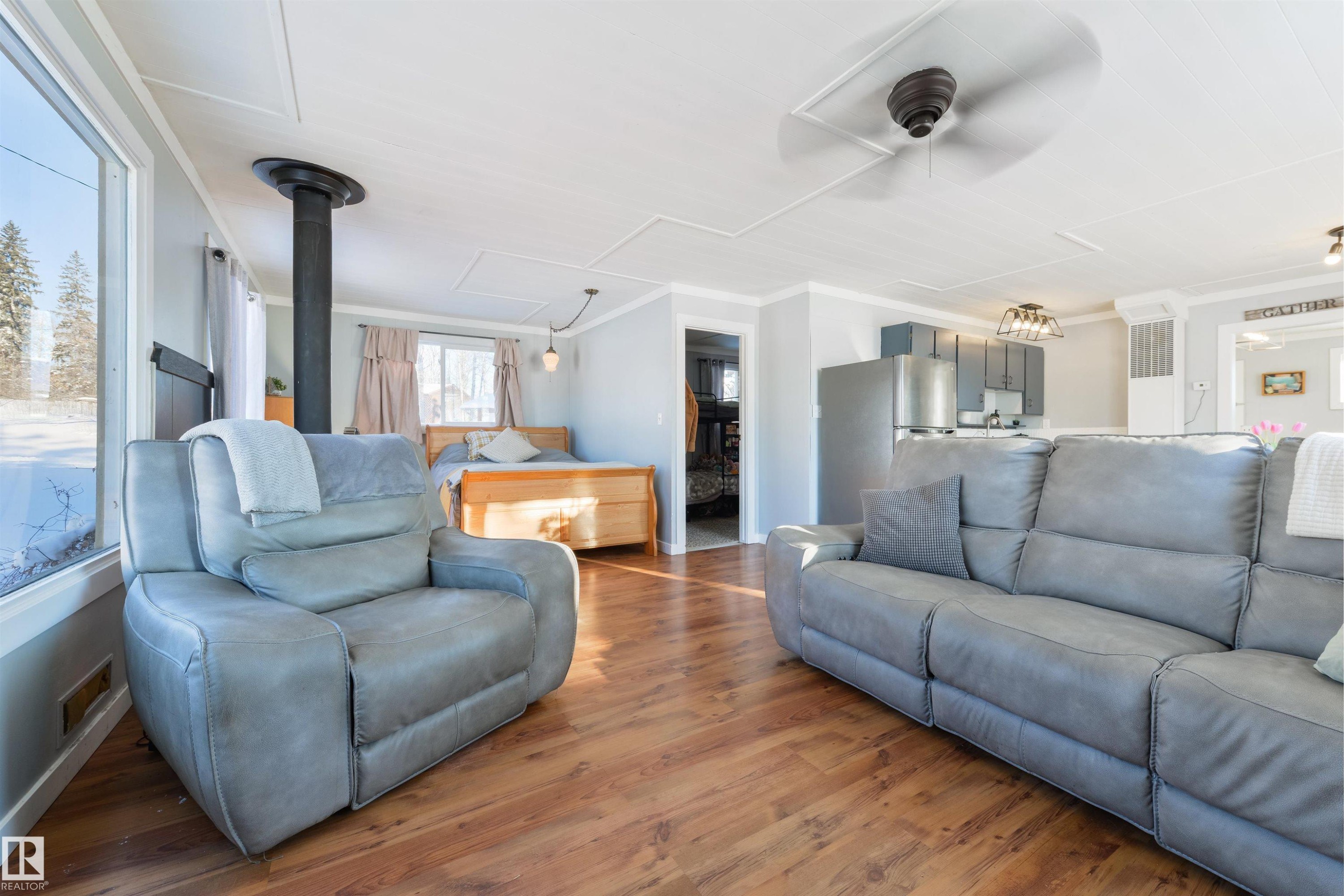 52309 Rge Road 22, Rural Parkland County, AB - Indoor Photo Showing Living Room