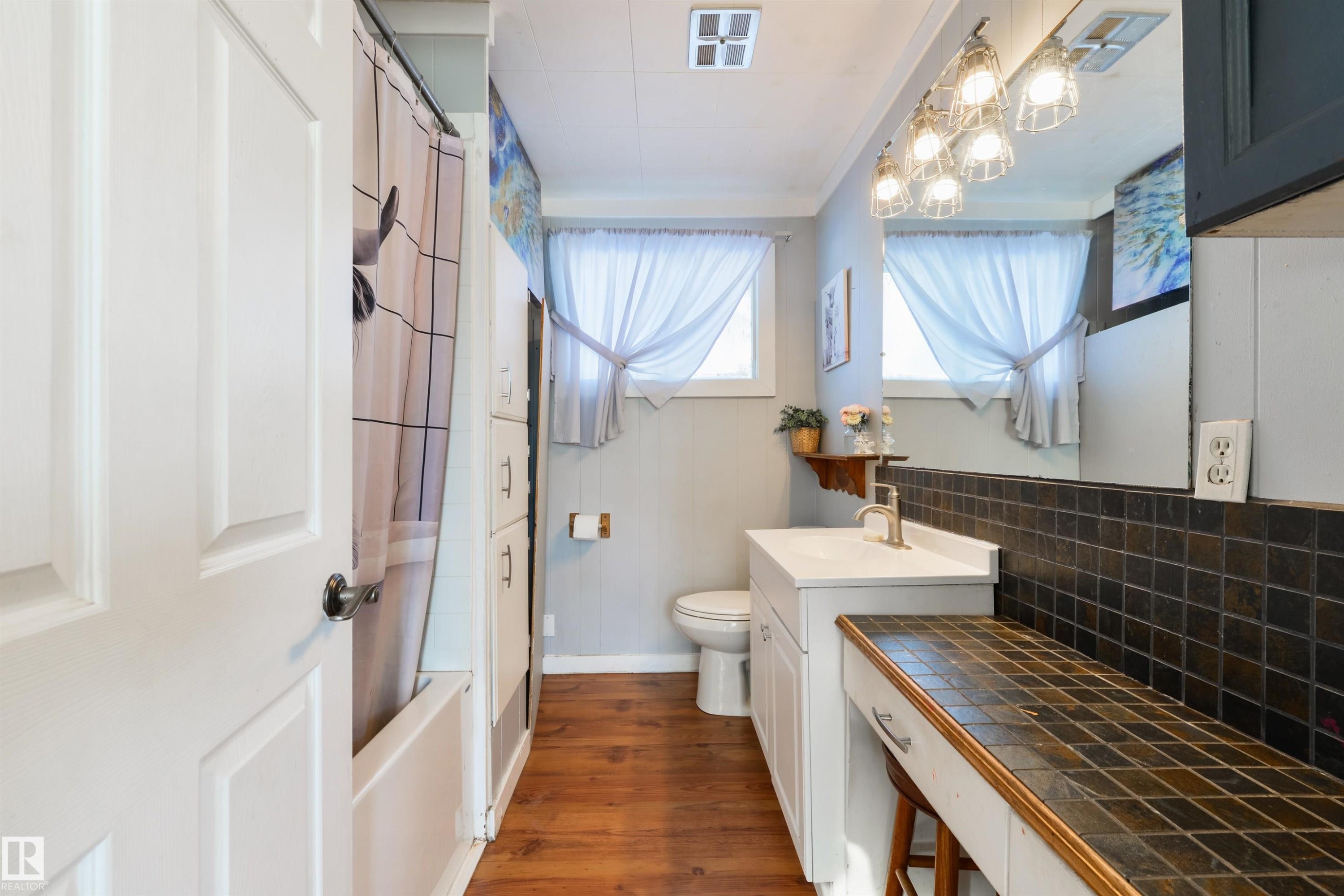 52309 Rge Road 22, Rural Parkland County, AB - Indoor Photo Showing Bathroom