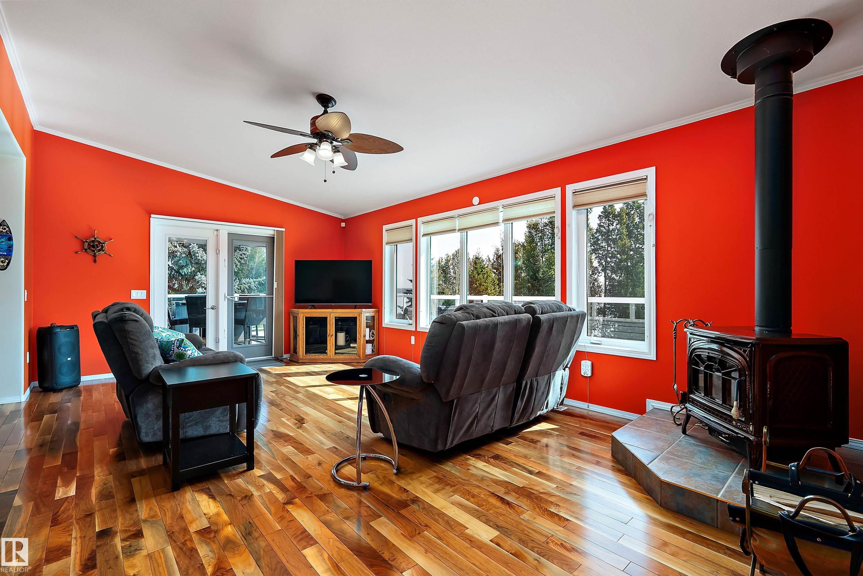 62001 Twp Road 462 A, Rural Wetaskiwin County, AB - Indoor Photo Showing Living Room With Fireplace