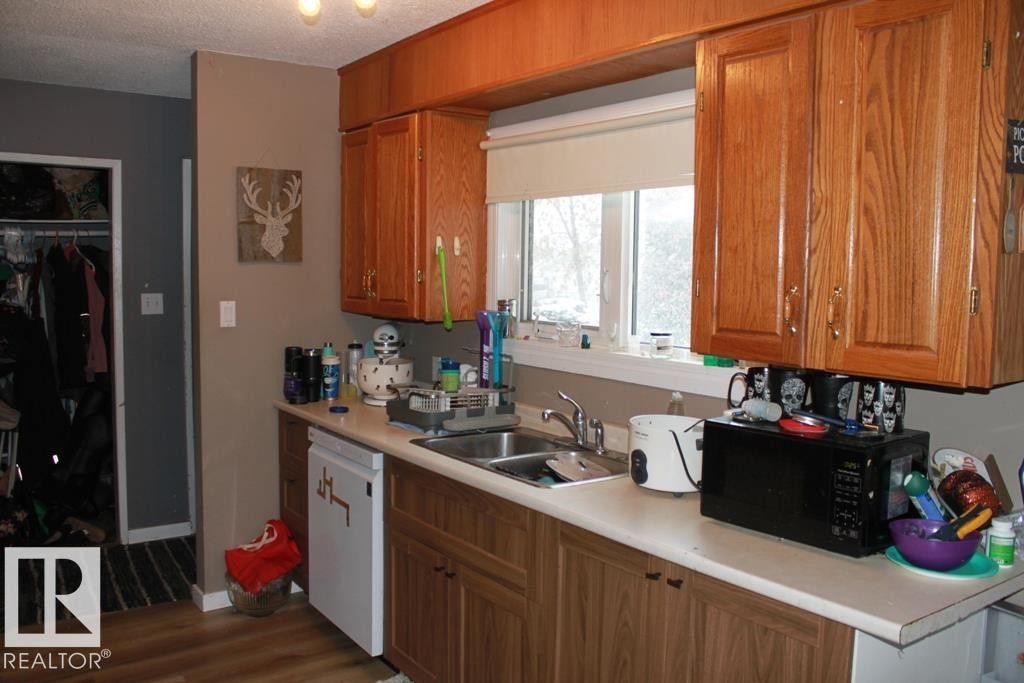 5211 53 Avenue, Tofield, AB - Indoor Photo Showing Kitchen With Double Sink