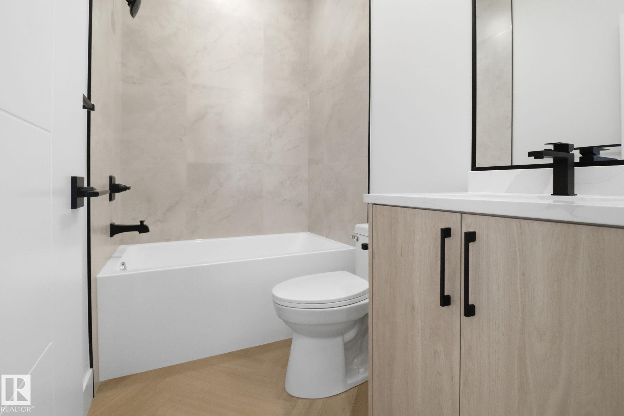 Full bath with vanity and bathing tub / shower combination - 90 Eldridge Point(E), St. Albert, AB - Indoor Photo Showing Bathroom