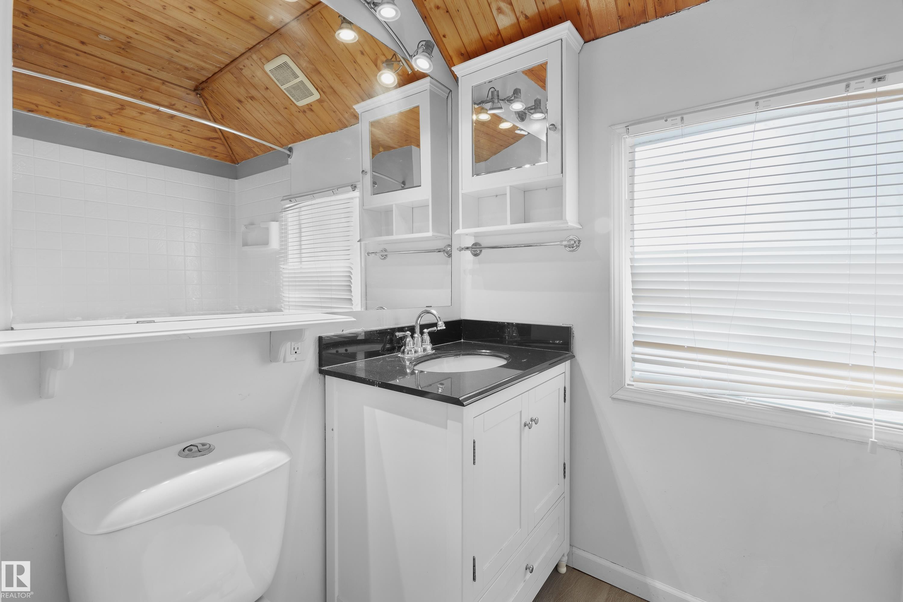 11212 75 Avenue, Edmonton, AB - Indoor Photo Showing Bathroom