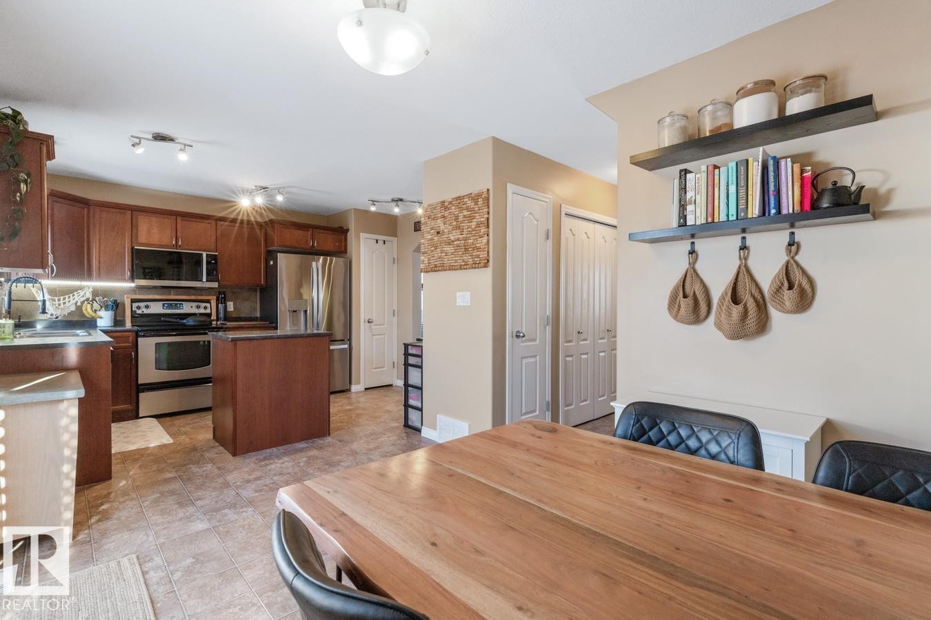3820 53 Street, Gibbons, AB - Indoor Photo Showing Kitchen