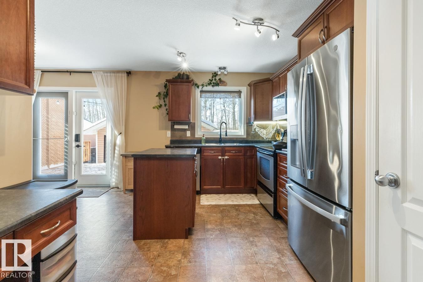 3820 53 Street, Gibbons, AB - Indoor Photo Showing Kitchen