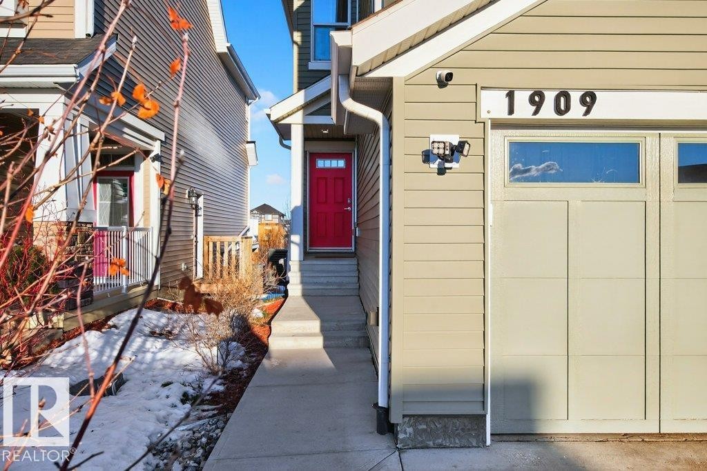 Front entrance. - 1909 Davidson Wynd, Edmonton, AB - Outdoor
