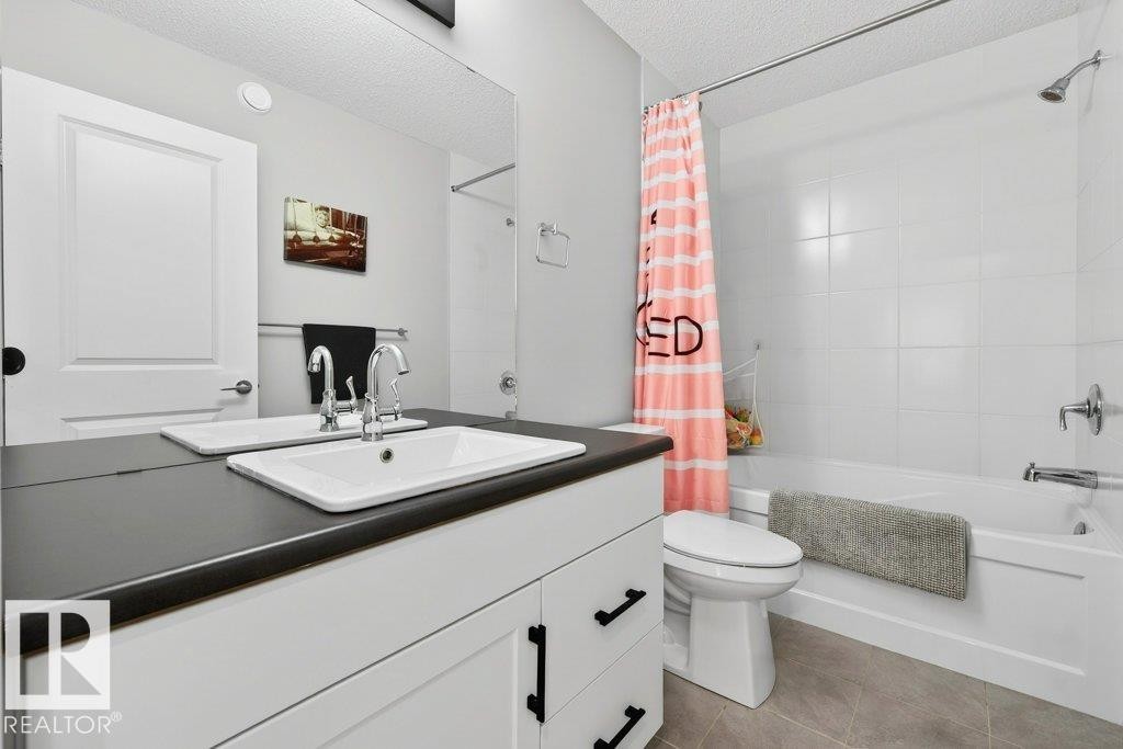Large 4-piece bathroom on second floor. - 1909 Davidson Wynd, Edmonton, AB - Indoor Photo Showing Bathroom