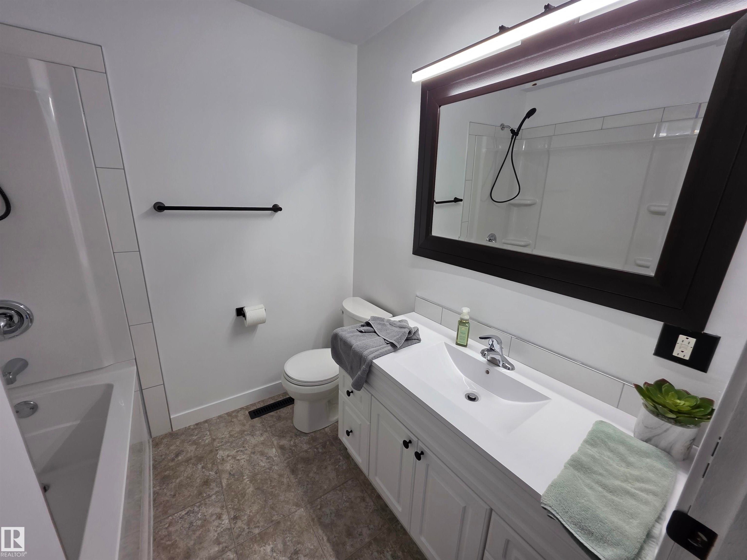 5213 46 Avenue, Drayton Valley, AB - Indoor Photo Showing Bathroom