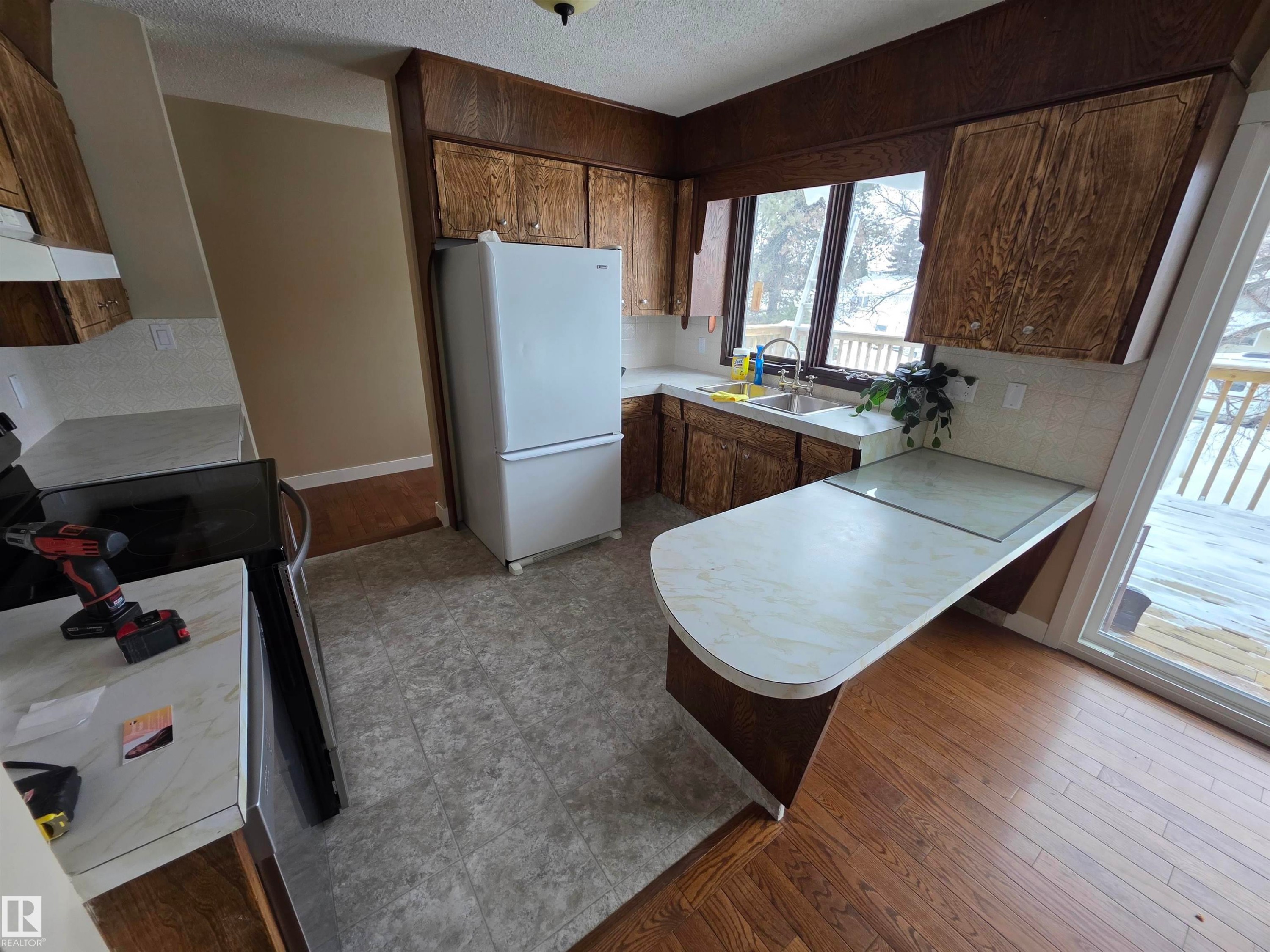5213 46 Avenue, Drayton Valley, AB - Indoor Photo Showing Kitchen With Double Sink