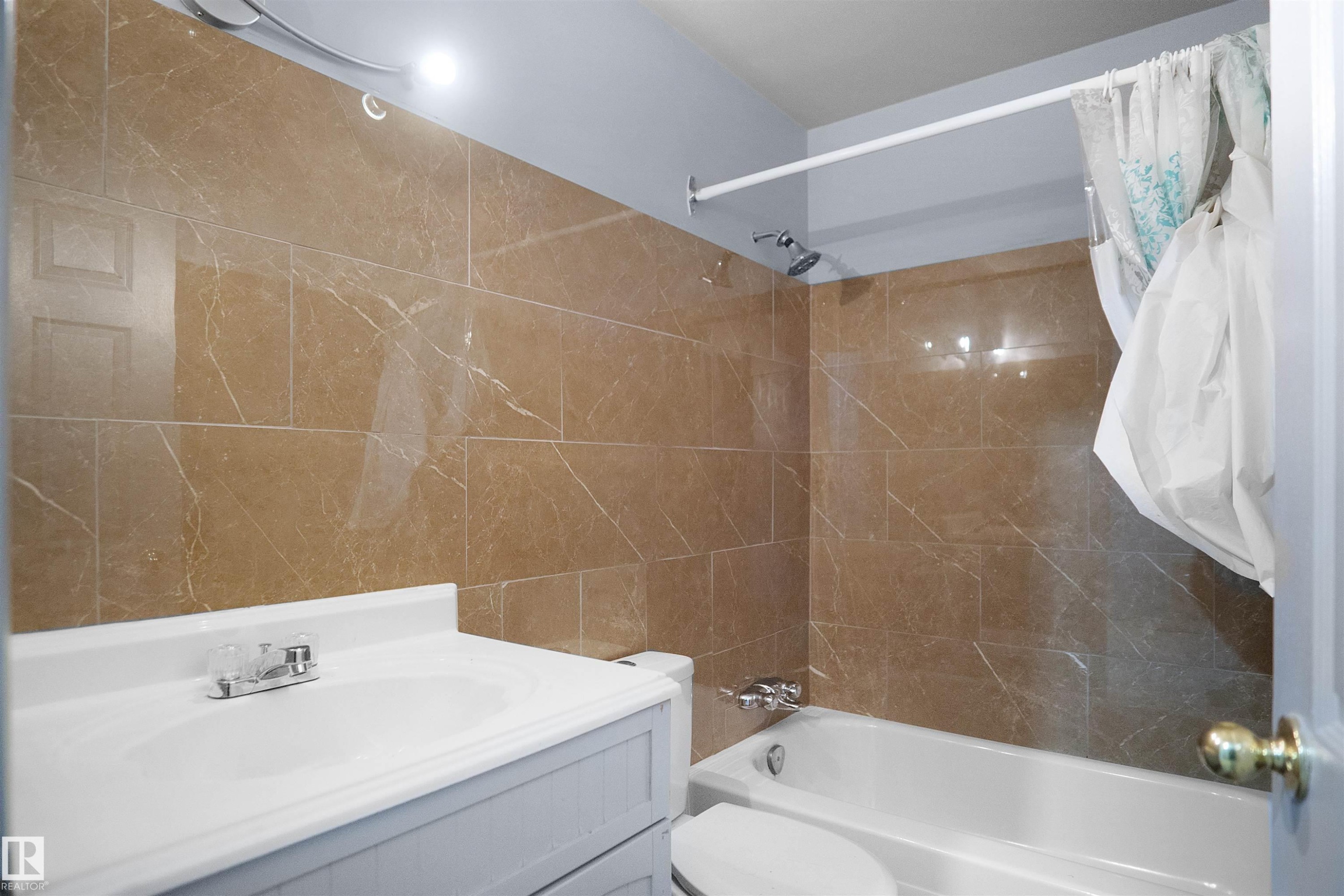 887 Abbottsfield Road, Edmonton, AB - Indoor Photo Showing Bathroom