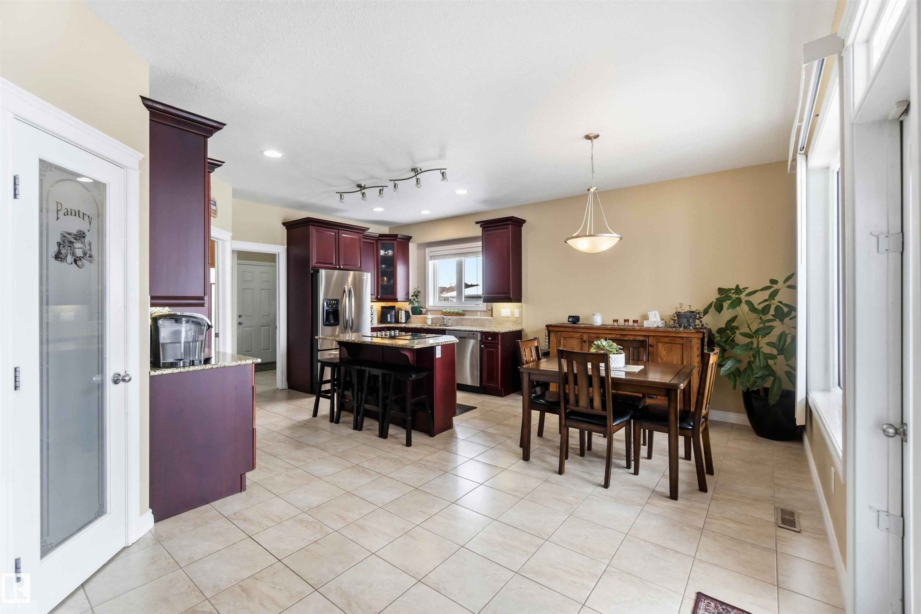 40 Landing Trails Drive, Gibbons, AB - Indoor Photo Showing Dining Room