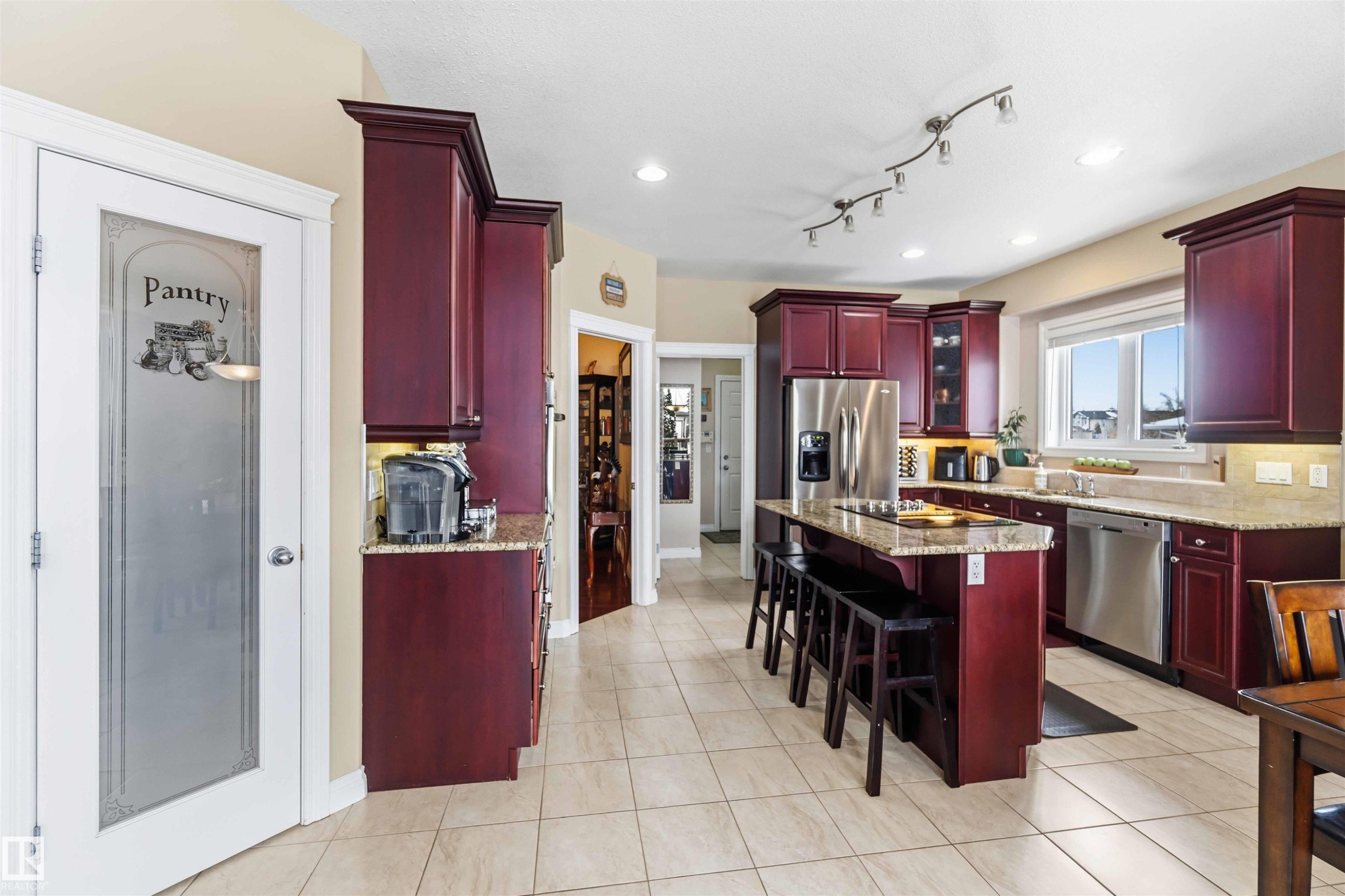 40 Landing Trails Drive, Gibbons, AB - Indoor Photo Showing Kitchen