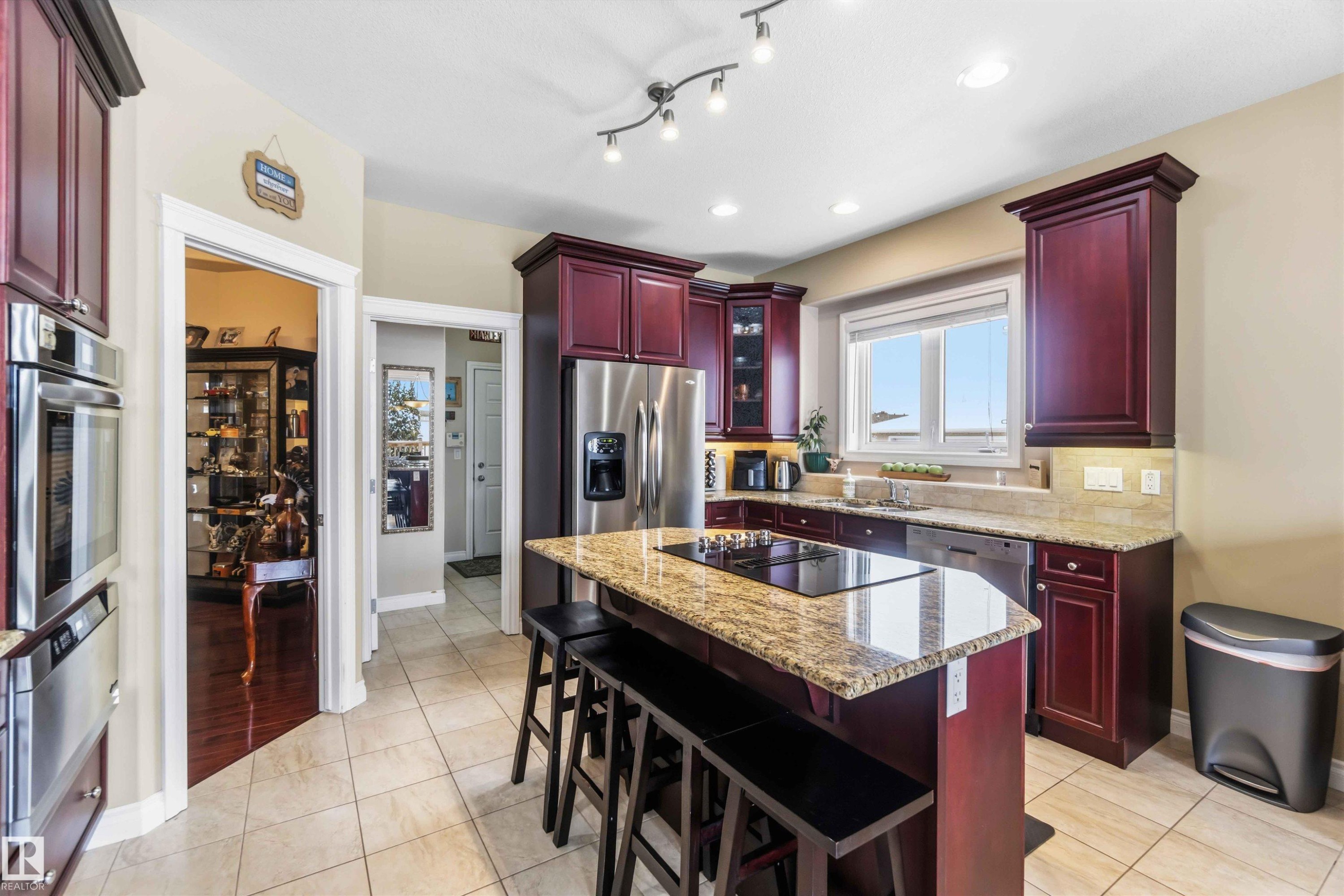 40 Landing Trails Drive, Gibbons, AB - Indoor Photo Showing Kitchen With Upgraded Kitchen