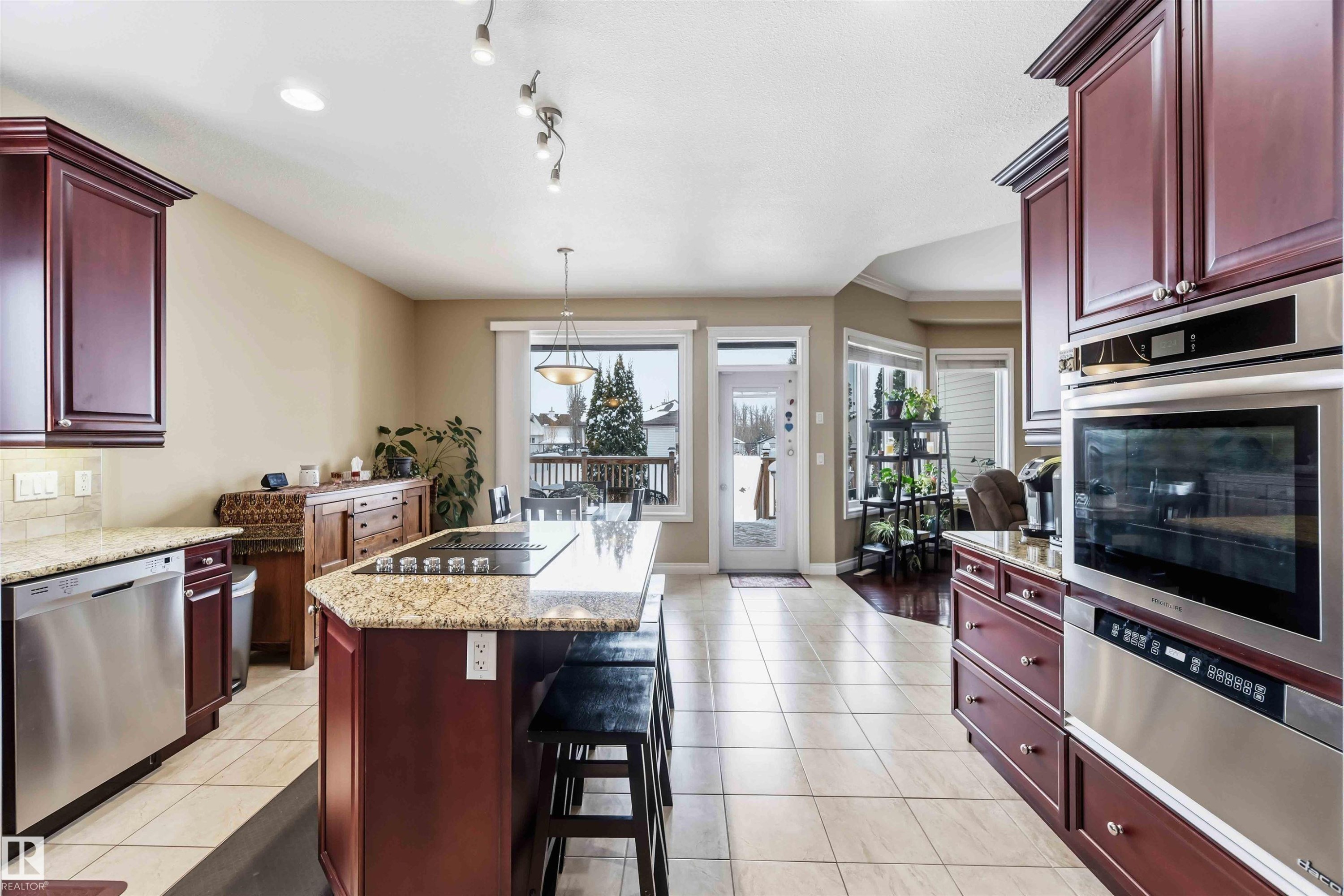 40 Landing Trails Drive, Gibbons, AB - Indoor Photo Showing Kitchen With Upgraded Kitchen