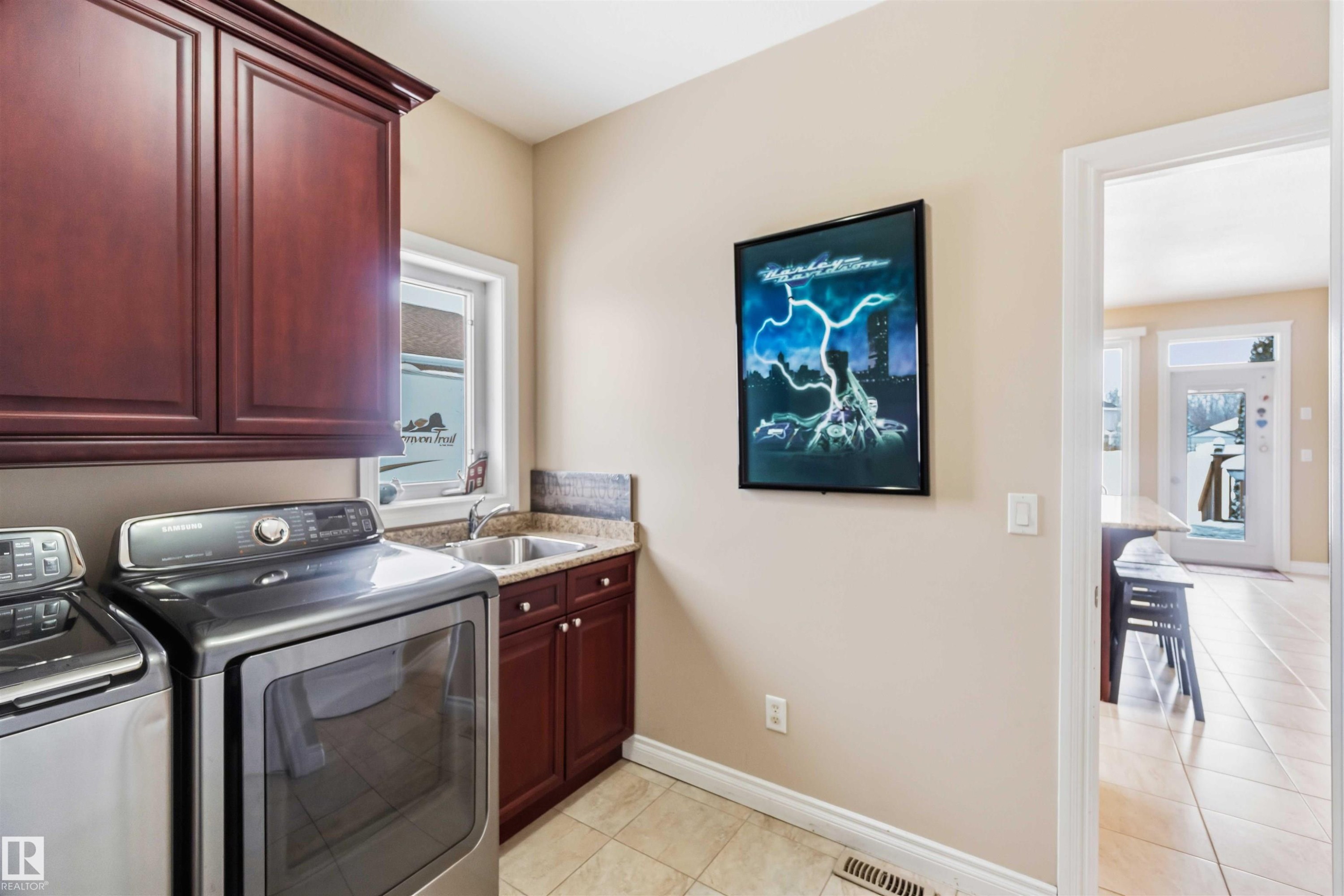 40 Landing Trails Drive, Gibbons, AB - Indoor Photo Showing Laundry Room