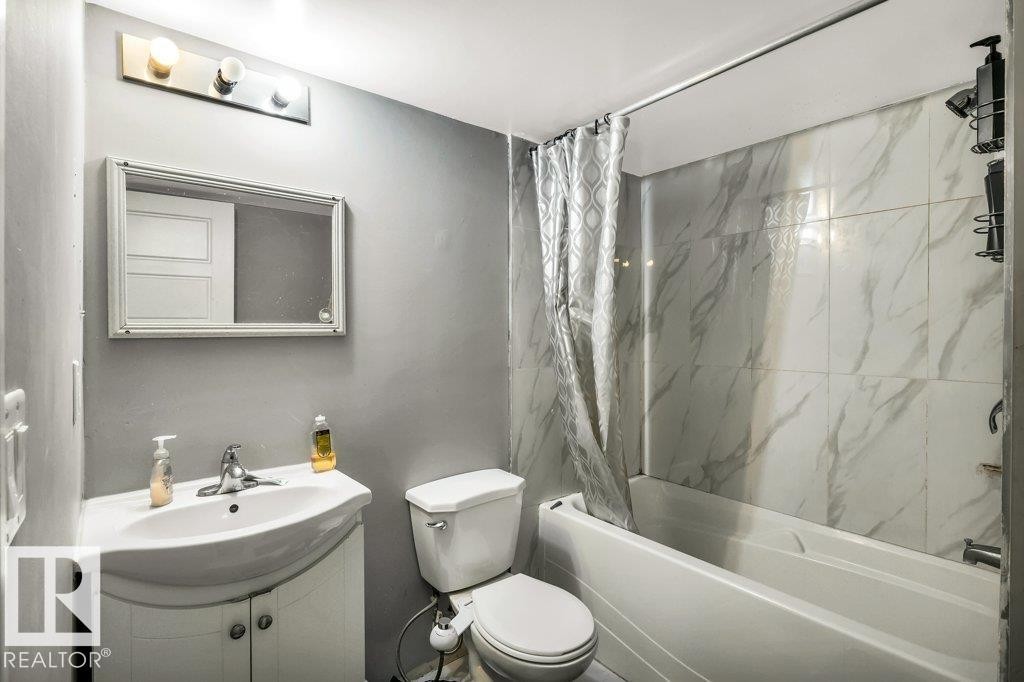 2920 30 Street, Edmonton, AB - Indoor Photo Showing Bathroom