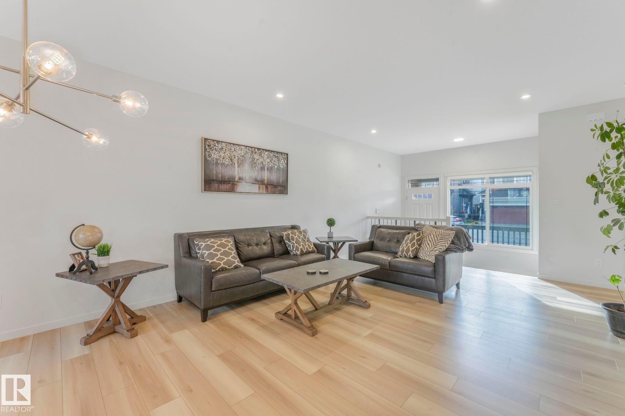 7182 177A Avenue, Edmonton, AB - Indoor Photo Showing Living Room
