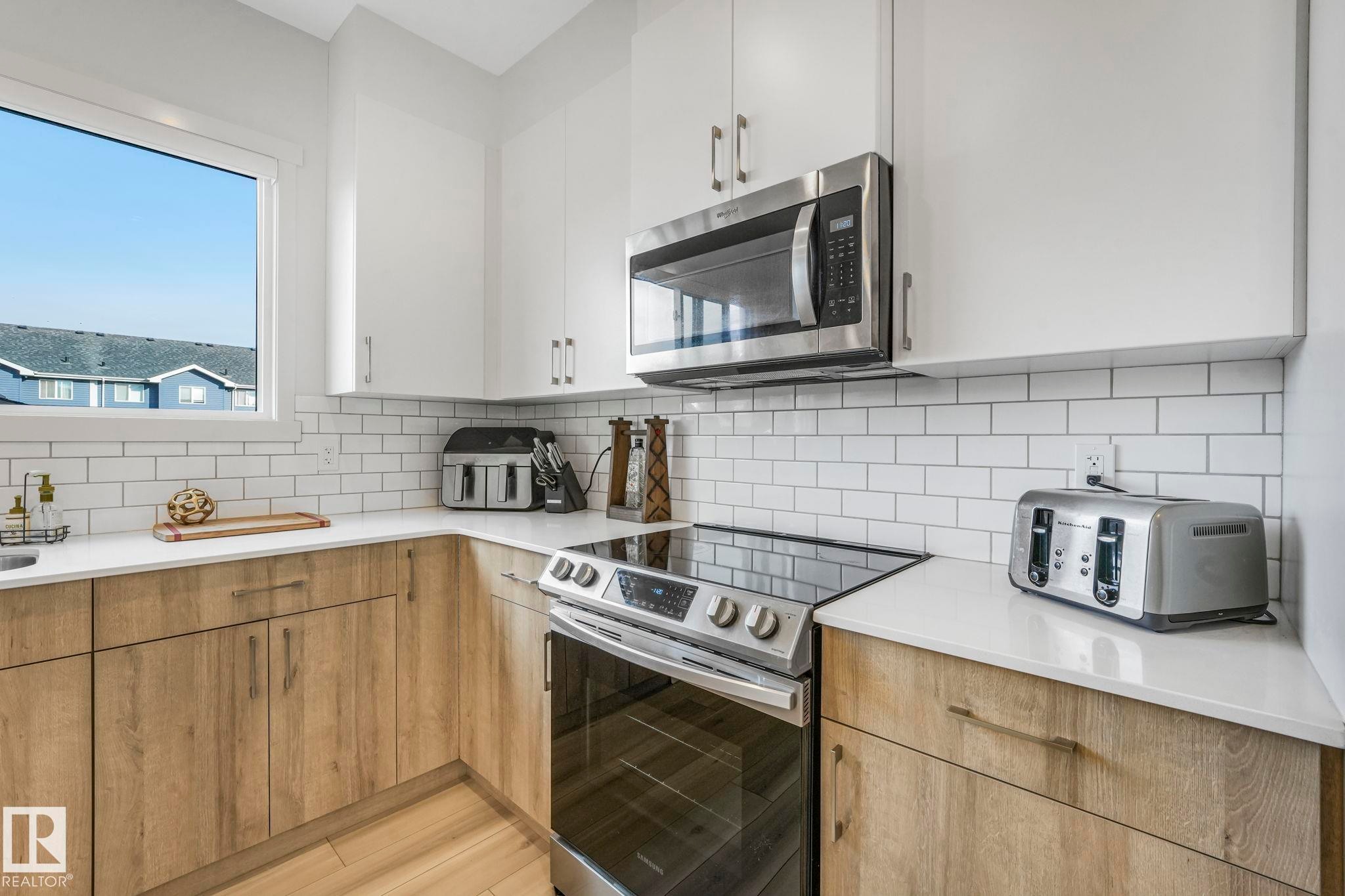 7182 177A Avenue, Edmonton, AB - Indoor Photo Showing Kitchen With Upgraded Kitchen
