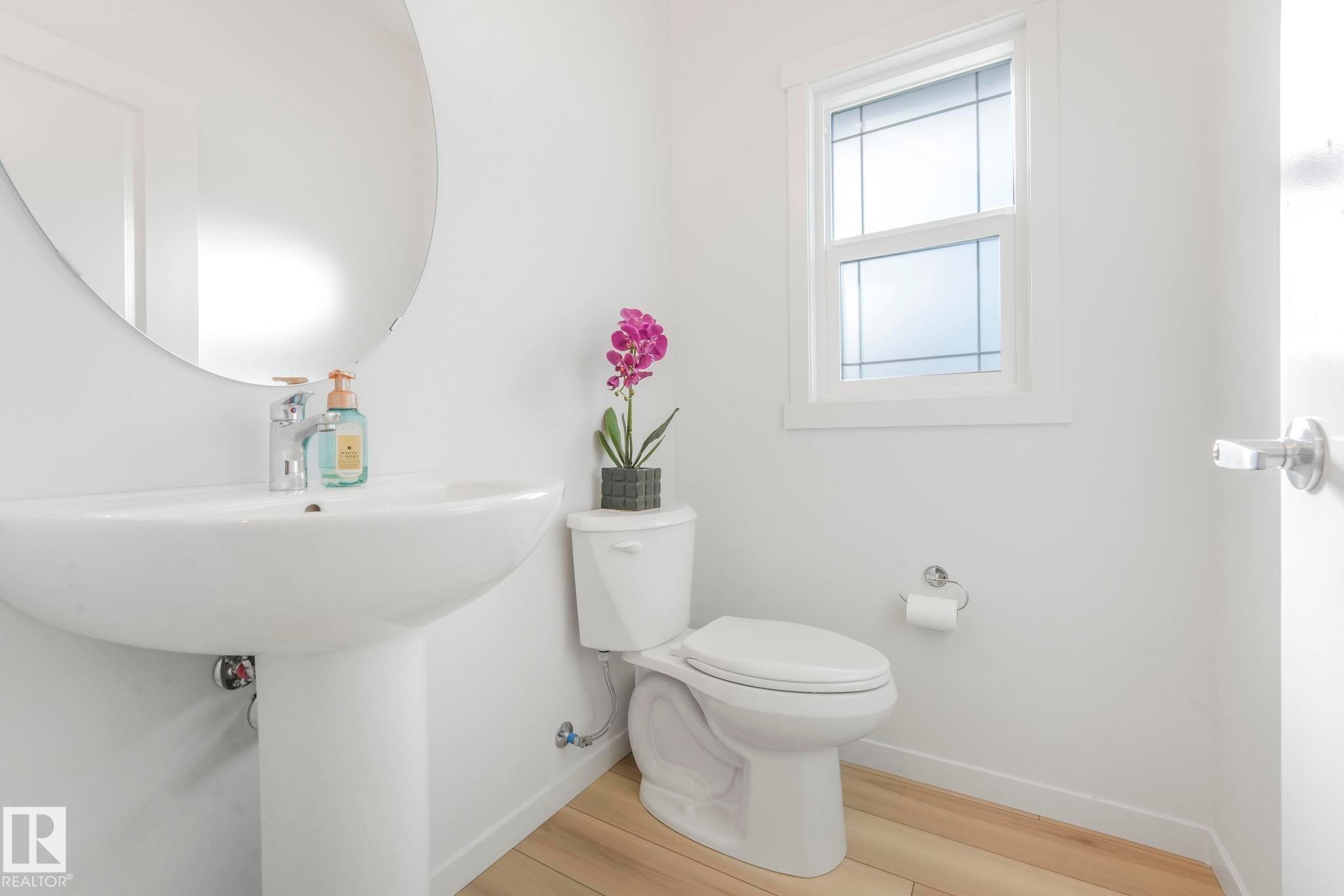 7182 177A Avenue, Edmonton, AB - Indoor Photo Showing Bathroom