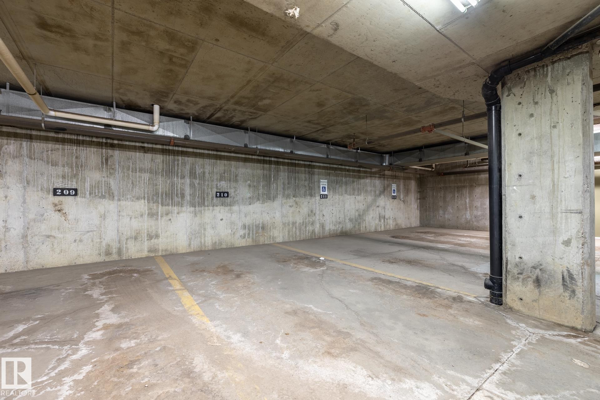 317 240 Spruce Ridge Road, Spruce Grove, AB - Indoor Photo Showing Garage