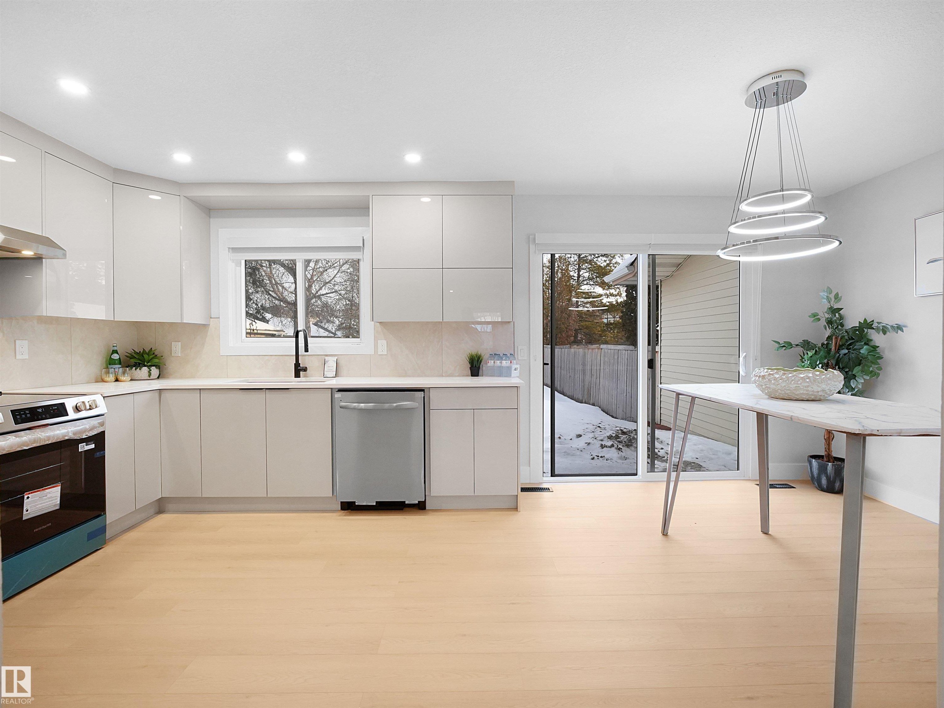 Kitchen featuring modern cabinets, stainless steel appliances, hanging light fixtures, and backsplash - 9409 173 Street, Edmonton, AB - Indoor Photo Showing Kitchen With Upgraded Kitchen