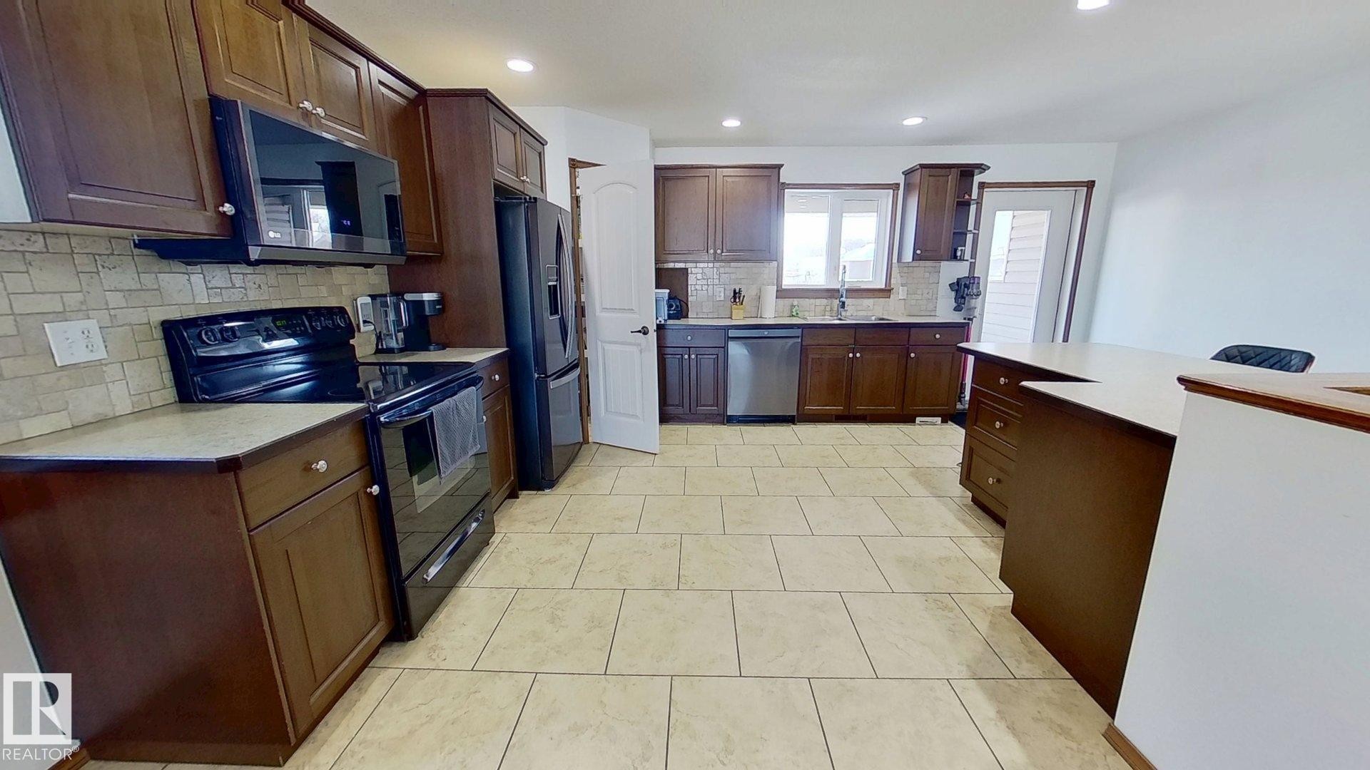 5322 55 Avenue, Bashaw, AB - Indoor Photo Showing Kitchen