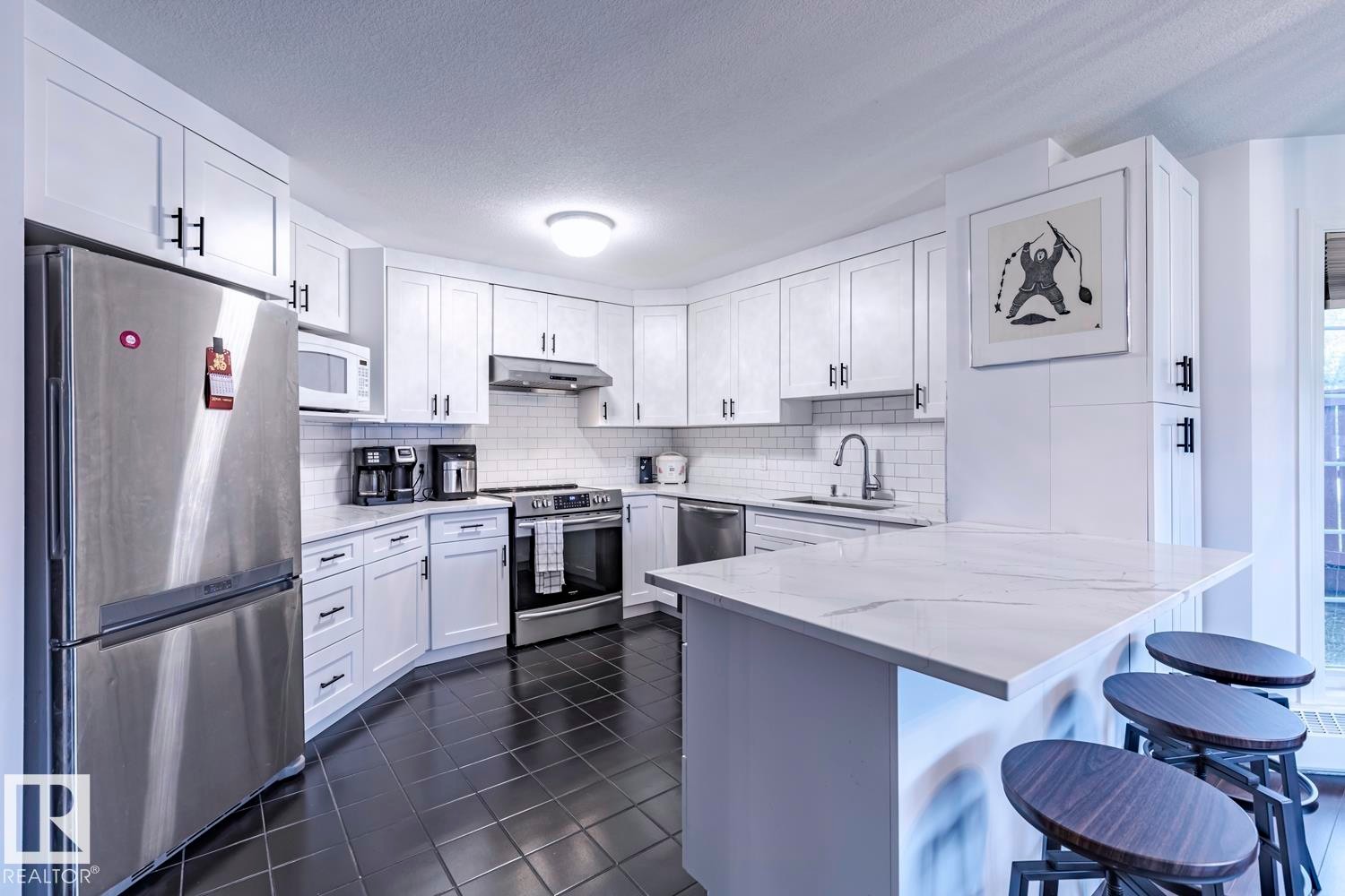 516 3 Perron Street, St. Albert, AB - Indoor Photo Showing Kitchen With Stainless Steel Kitchen With Upgraded Kitchen
