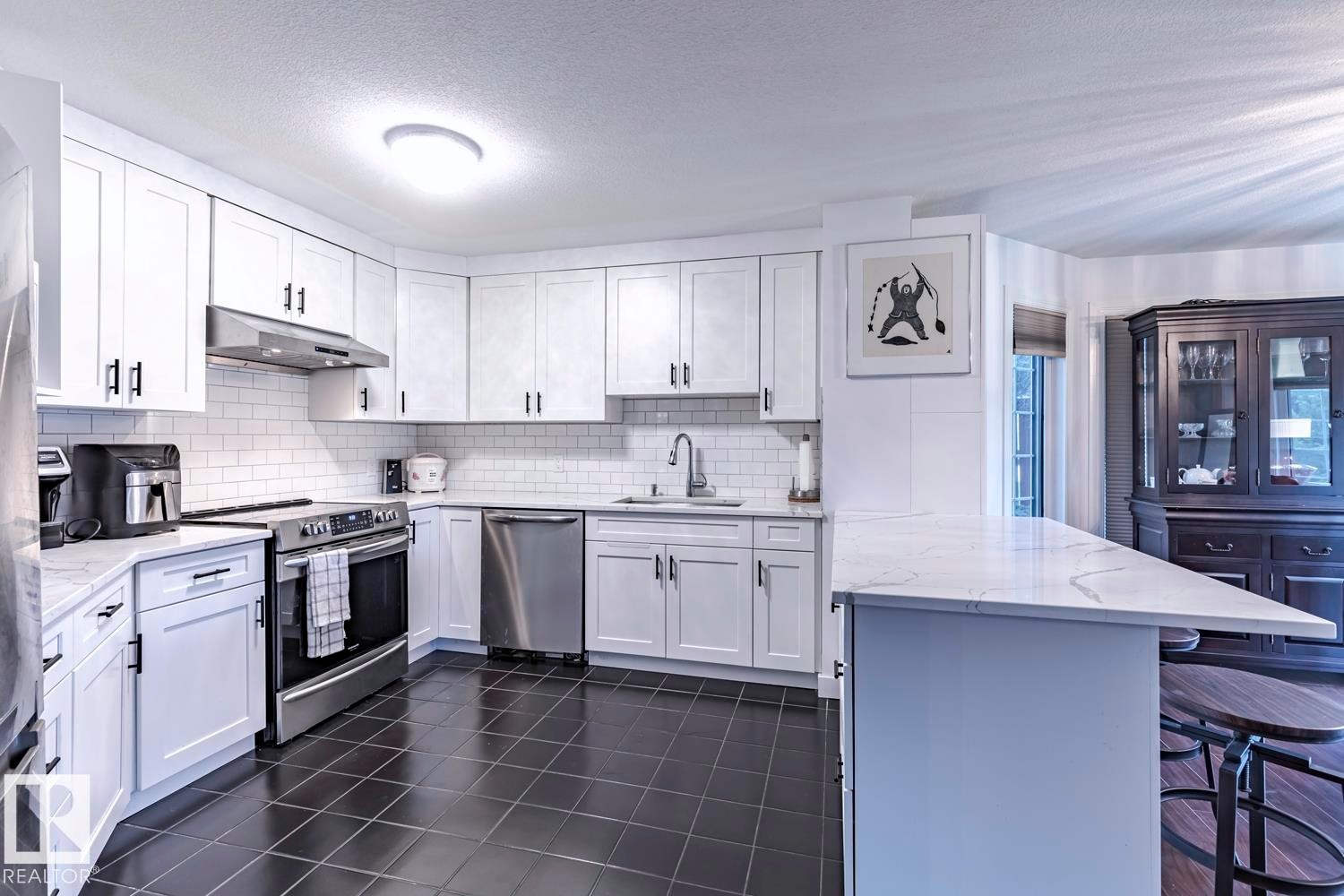 516 3 Perron Street, St. Albert, AB - Indoor Photo Showing Kitchen With Upgraded Kitchen