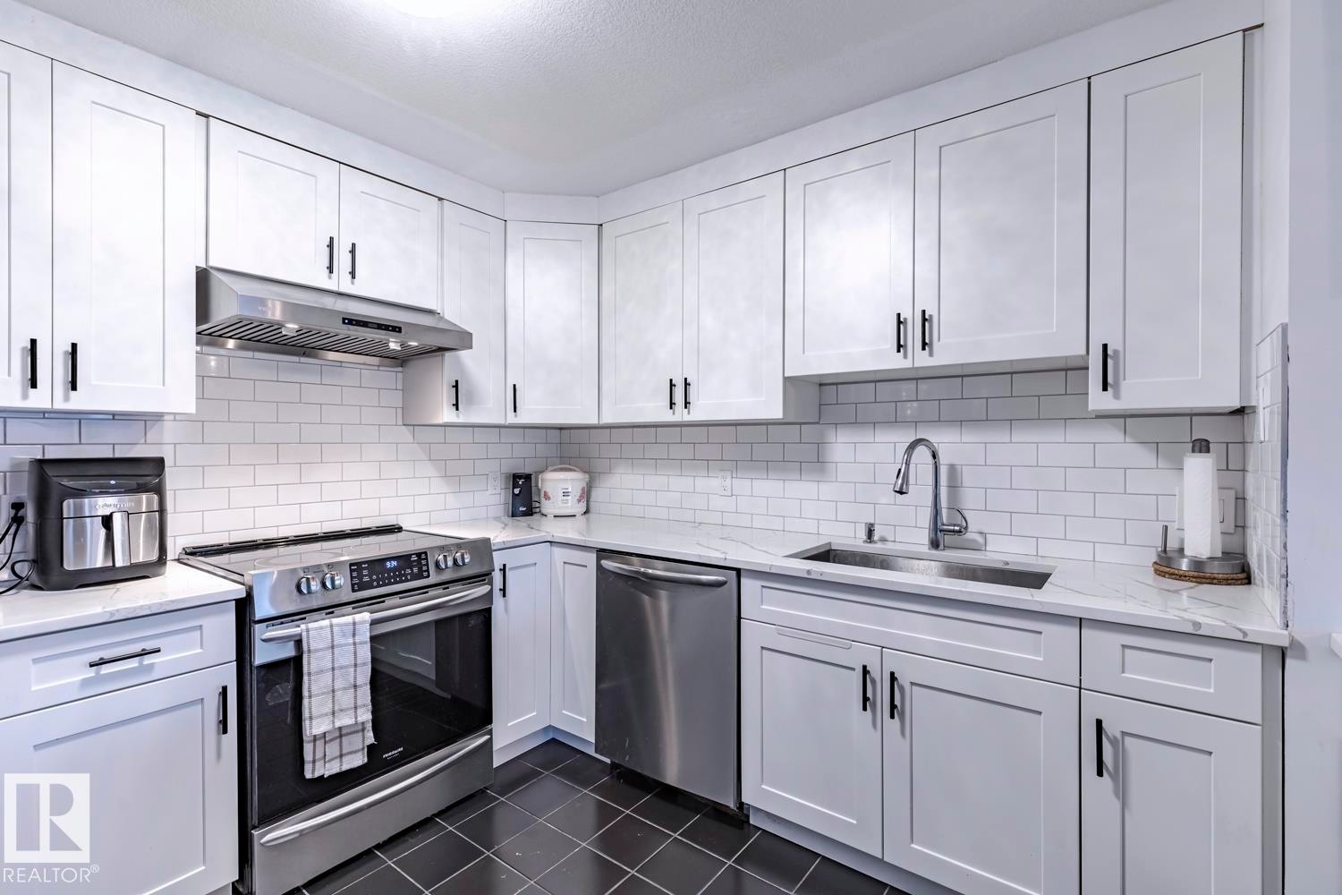 516 3 Perron Street, St. Albert, AB - Indoor Photo Showing Kitchen With Stainless Steel Kitchen With Upgraded Kitchen