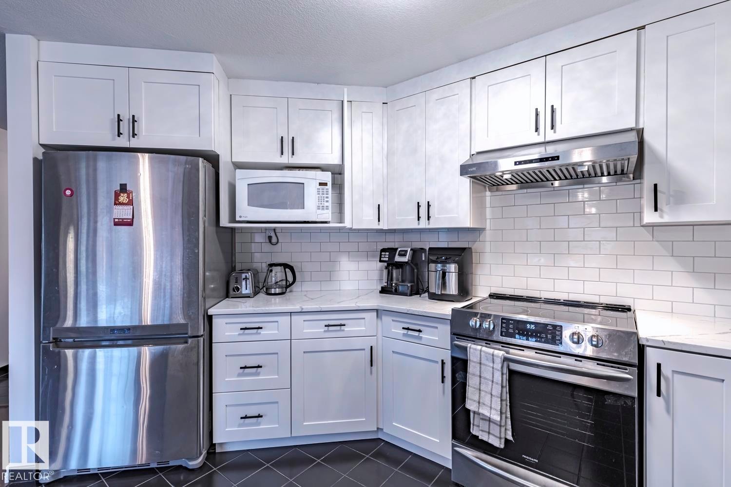 516 3 Perron Street, St. Albert, AB - Indoor Photo Showing Kitchen With Stainless Steel Kitchen