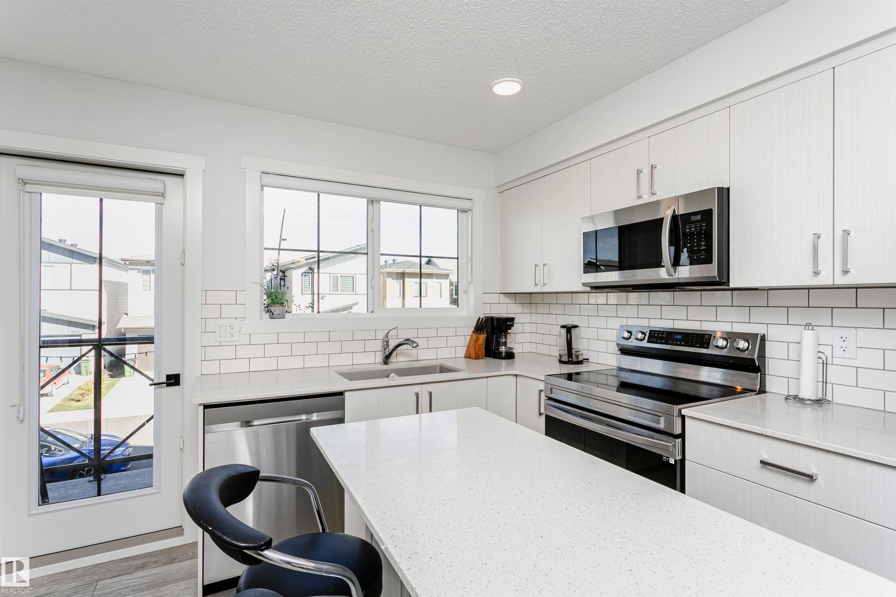 19627 28 Avenue, Edmonton, AB - Indoor Photo Showing Kitchen With Upgraded Kitchen