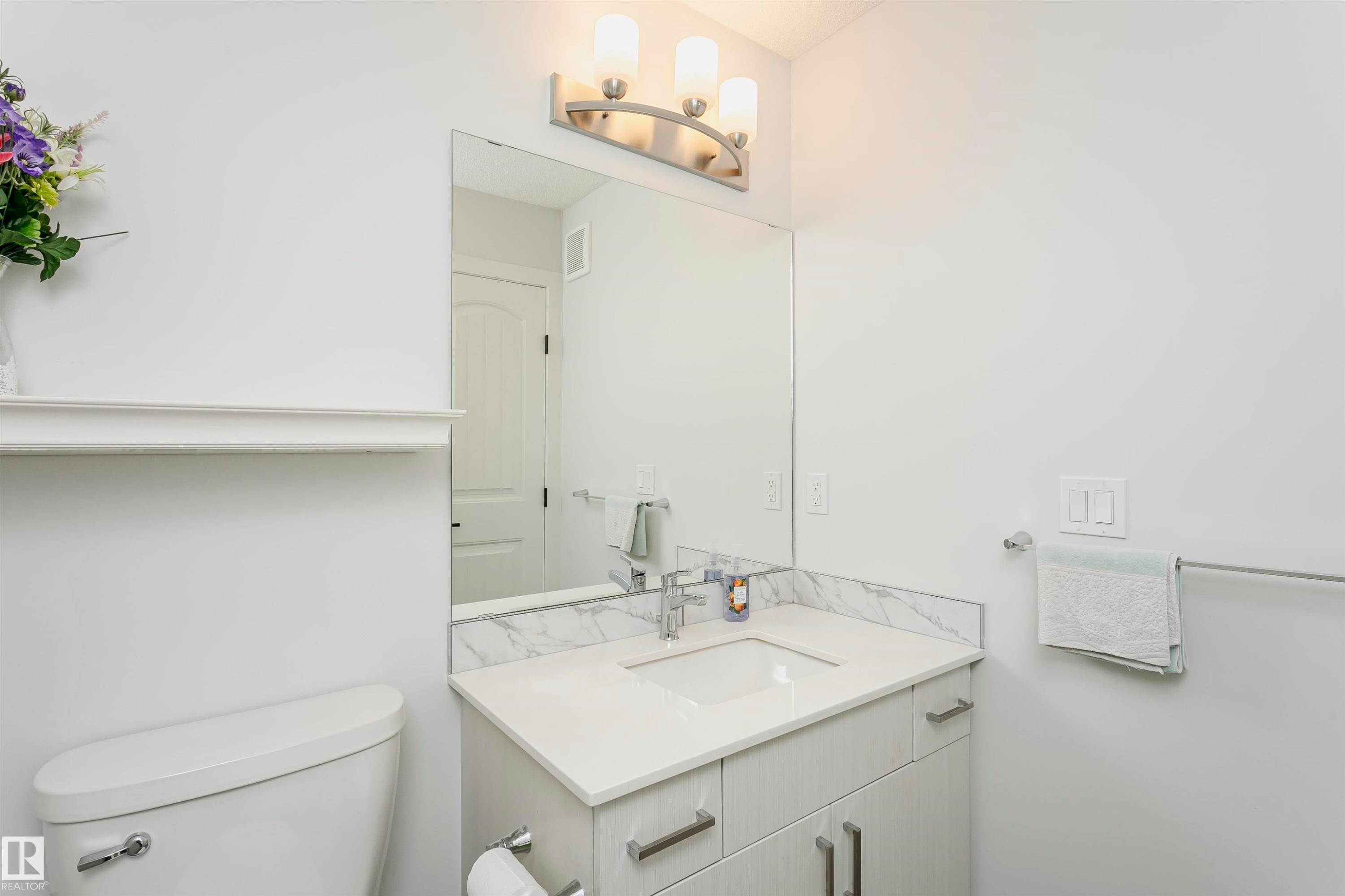 19627 28 Avenue, Edmonton, AB - Indoor Photo Showing Bathroom