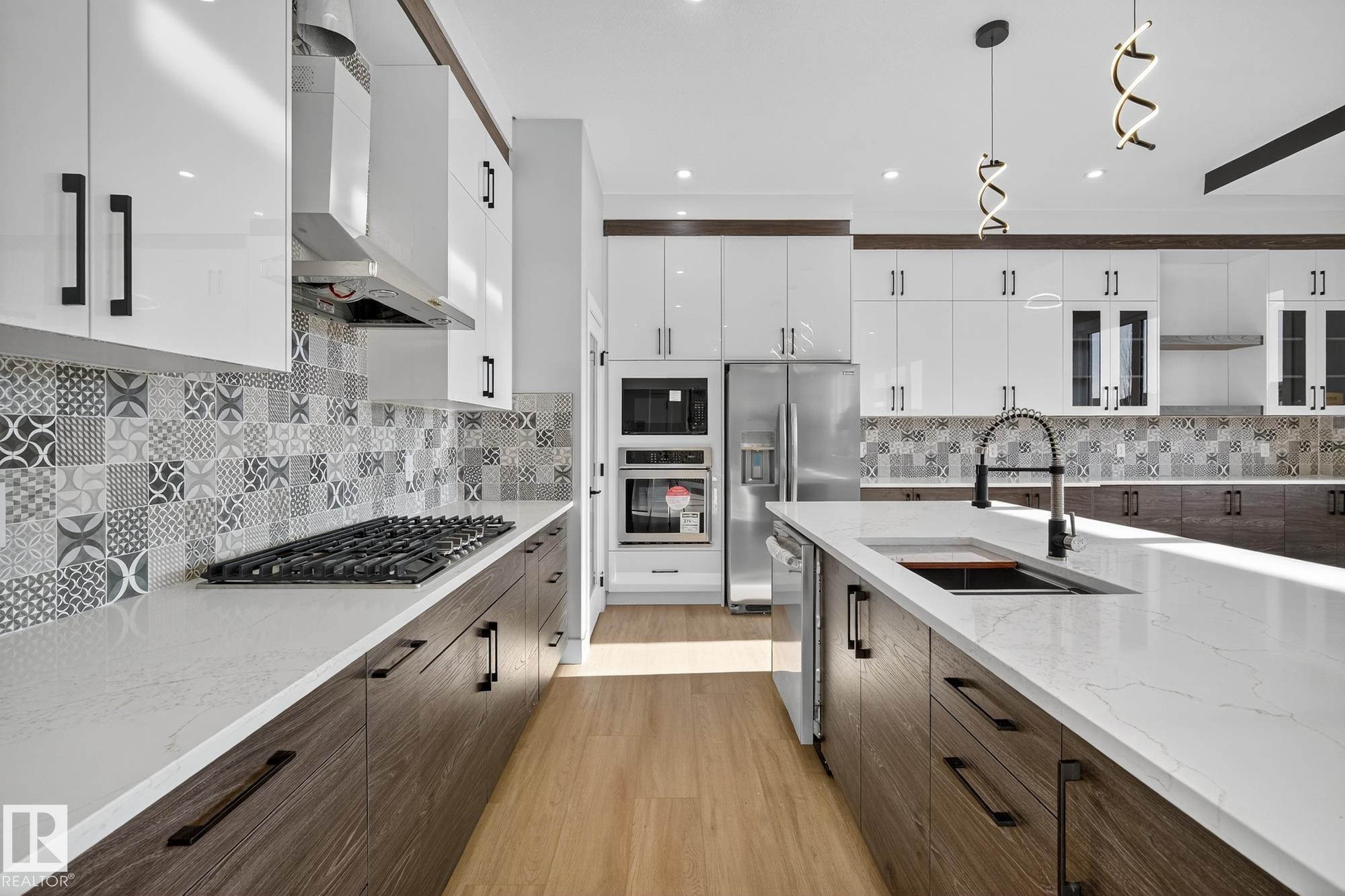 181 Edgewater Circle, Leduc, AB - Indoor Photo Showing Kitchen With Upgraded Kitchen