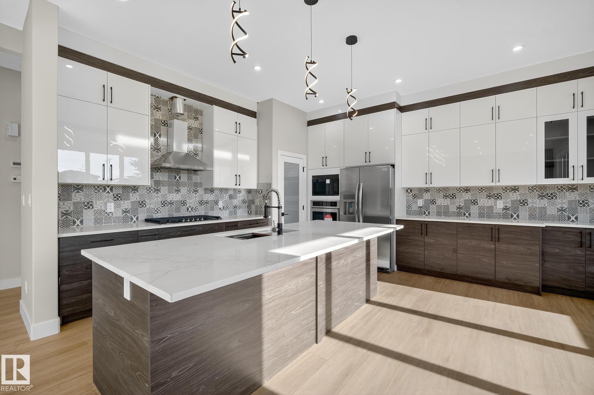 181 Edgewater Circle, Leduc, AB - Indoor Photo Showing Kitchen With Upgraded Kitchen