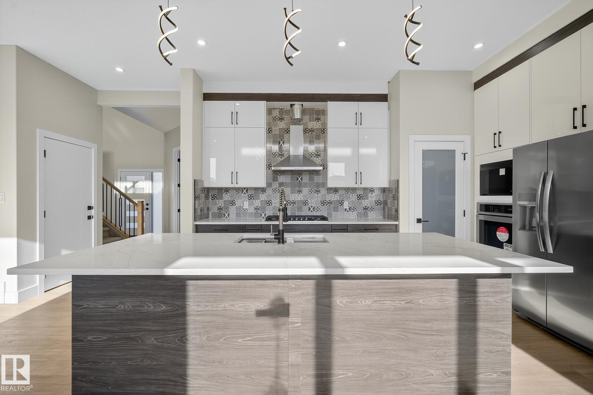 181 Edgewater Circle, Leduc, AB - Indoor Photo Showing Kitchen With Upgraded Kitchen