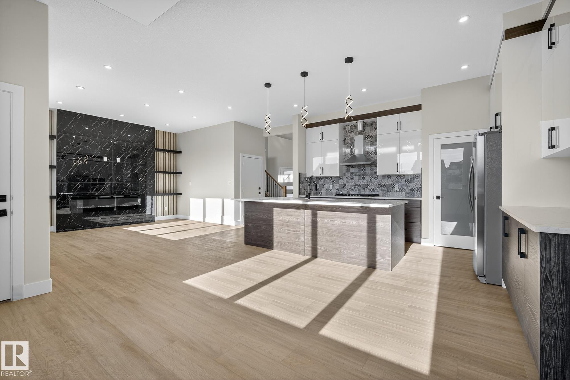 181 Edgewater Circle, Leduc, AB - Indoor Photo Showing Kitchen With Upgraded Kitchen